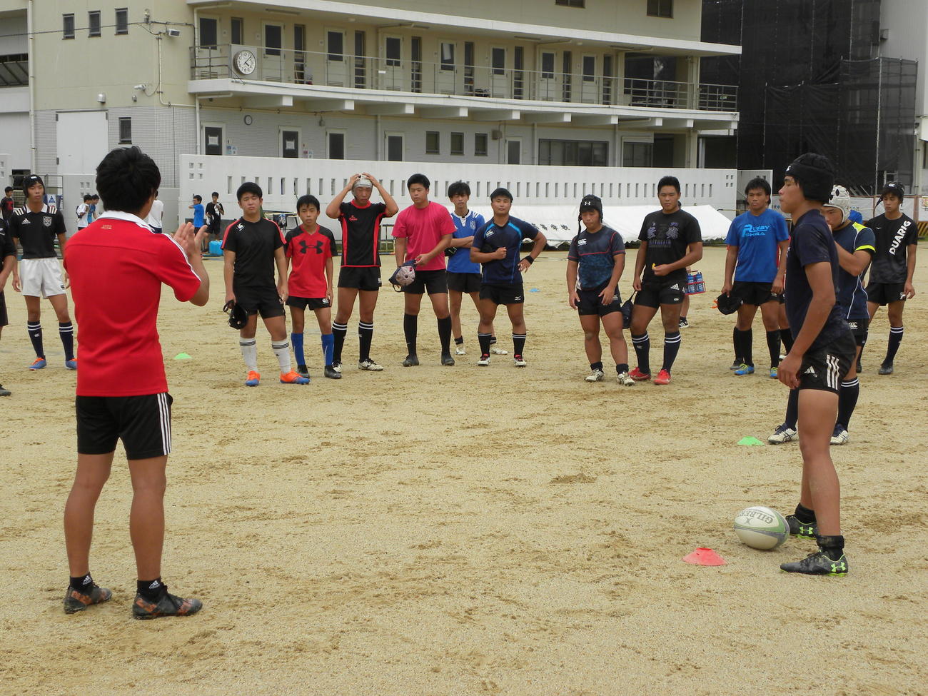 森祥太郎監督（手前）の指導を受ける膳所の選手たち（撮影・松本航）