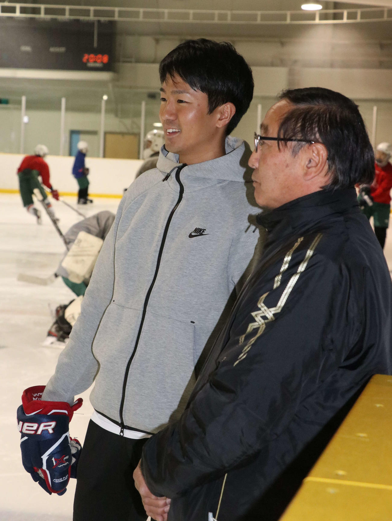 父正靖前監督（右）からバトンを受け取った苫小牧東・田中監督は練習を見守る（撮影・浅水友輝）