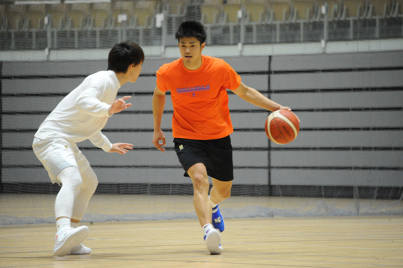1対1の攻防で五十嵐（左）とペアを組む柏倉