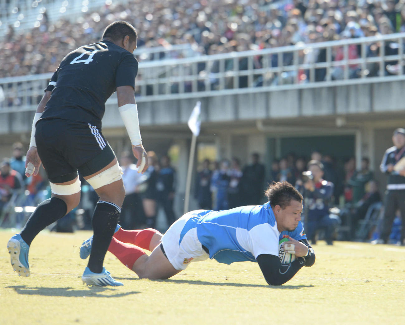 リコー戦の前半15分、トライを決める東芝FW湯原祐希さん（右、2015年12月5日撮影）