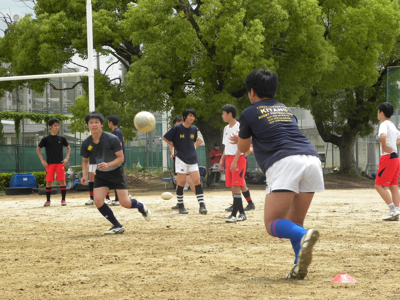笑顔で練習に取り組む北野の選手たち（撮影・松本航）