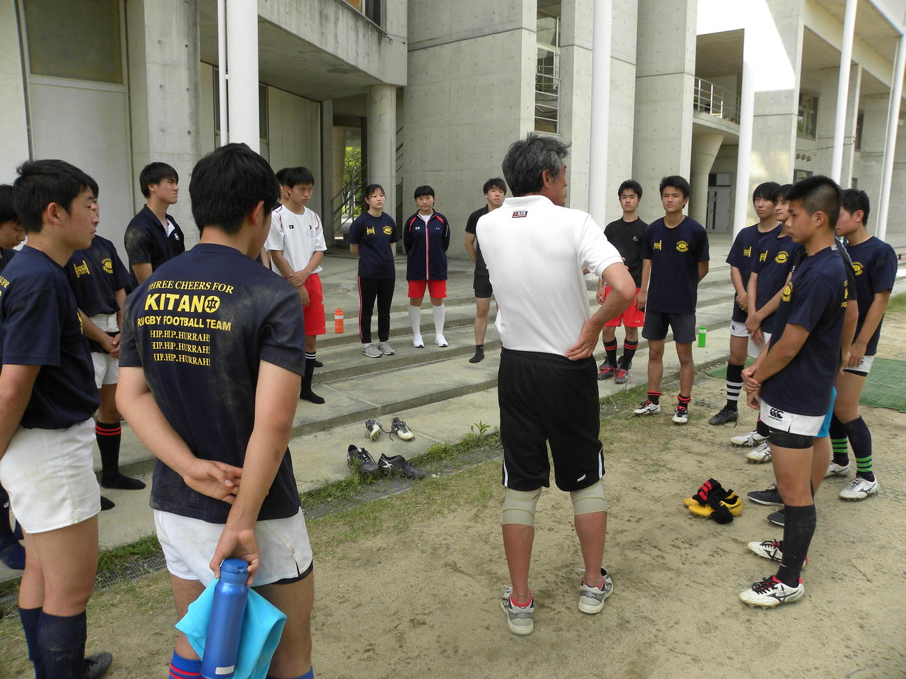 橋爪宏和監督（中央）の話に耳を傾ける北野の選手たち（撮影・松本航）