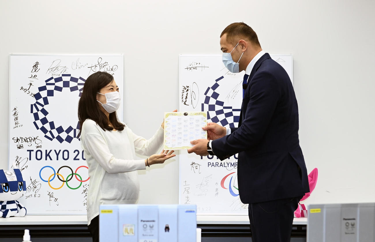 職員から色紙を受け取る室伏広治氏（右）（代表撮影）