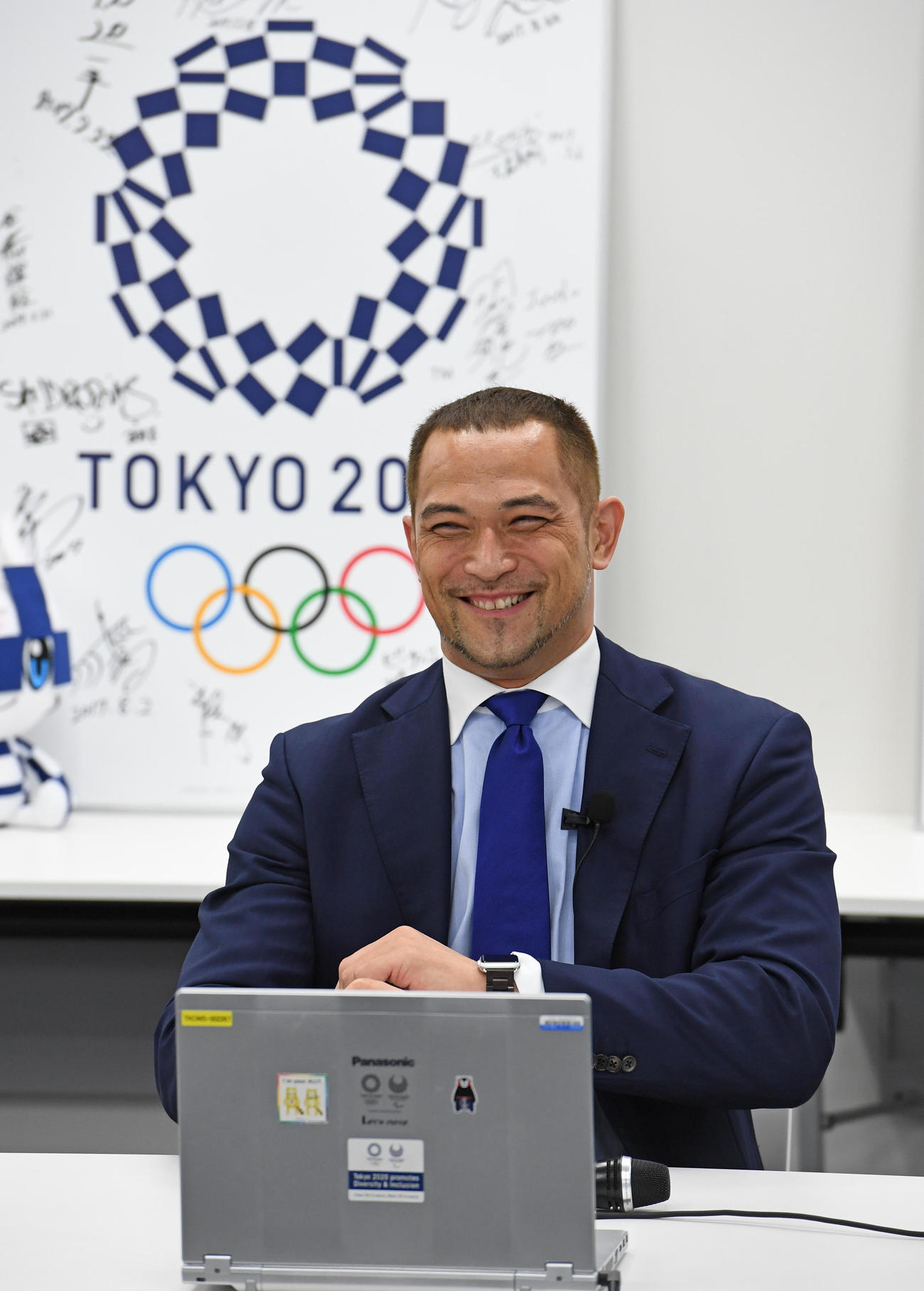 五輪組織委退任あいさつ　東京五輪・パラリンピック組織委員会の職員へ退任のあいさつをする室伏広治スポーツディレクター（代表撮影）