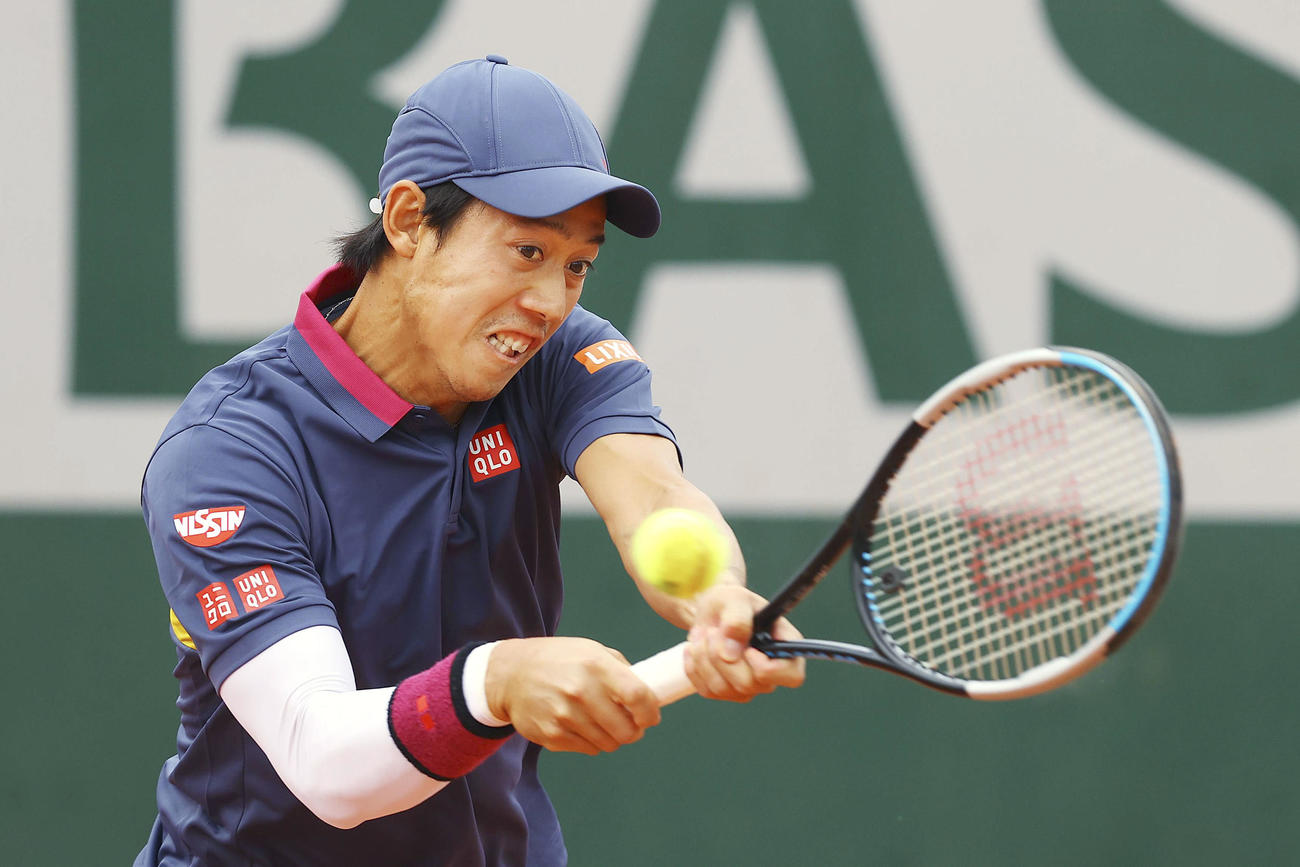 ステファノ・トラバリアと対戦する錦織圭＝パリ（ゲッティ＝共同）