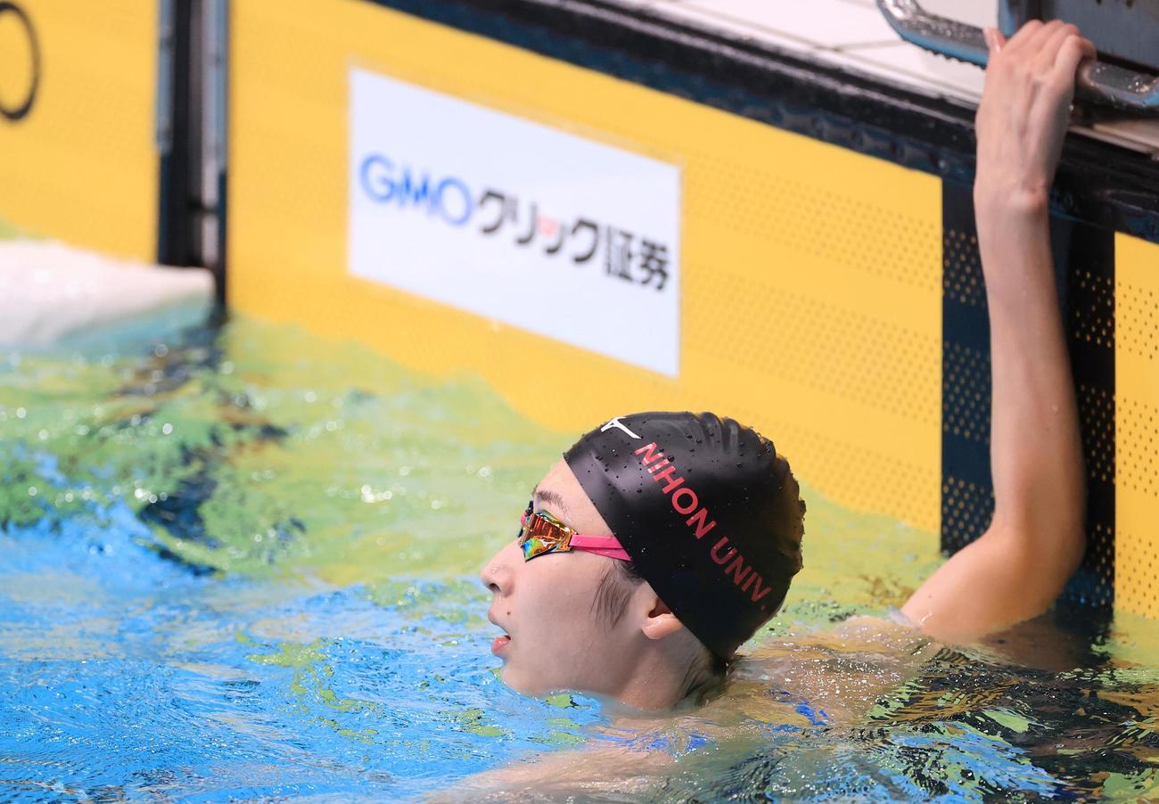 女子50メートル自由形予選、フィニッシュ後にタイムを確認する池江璃花子。全体6位で予選突破を決めた（代表撮影）
