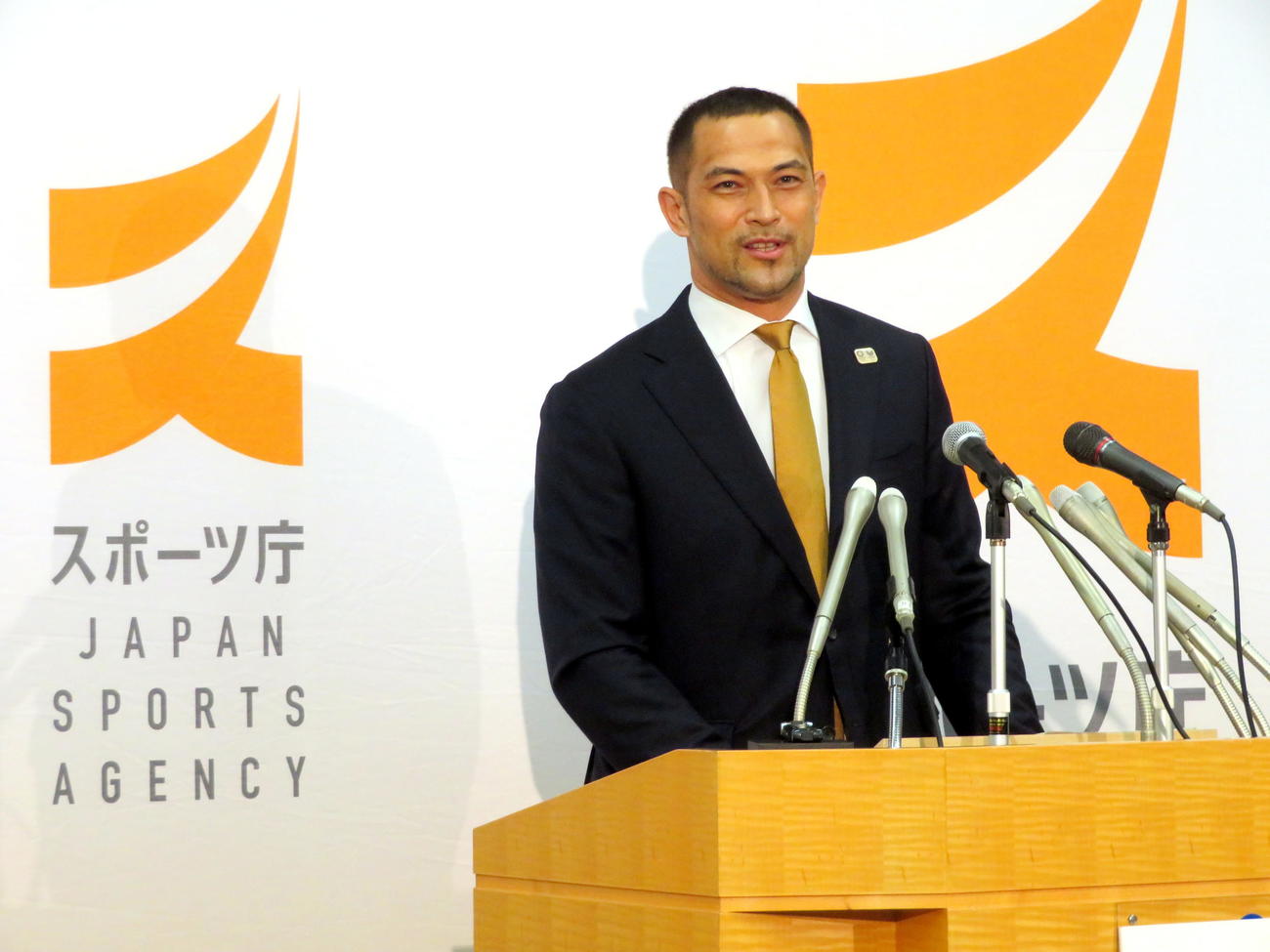 会見するスポーツ庁の室伏広治長官（撮影・三須一紀）