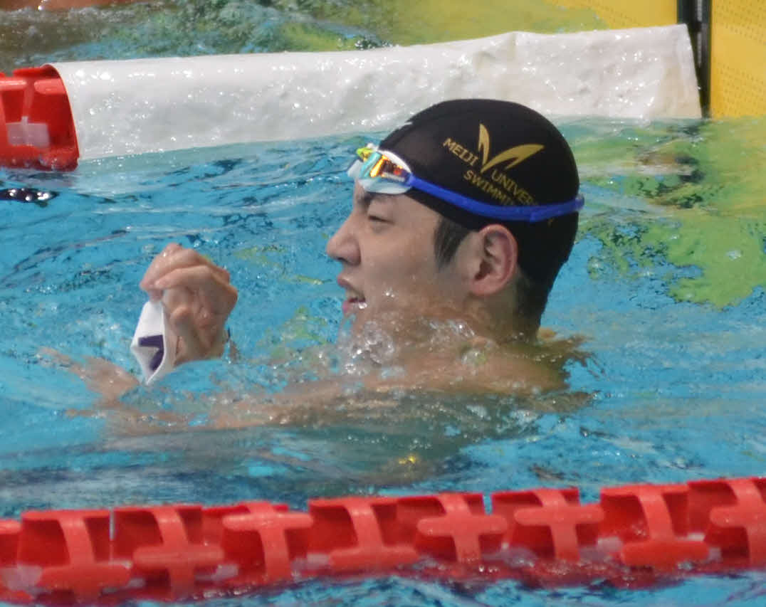 男子400メートル自由形で初優勝した中島涼（中央）（撮影・吉池彰）