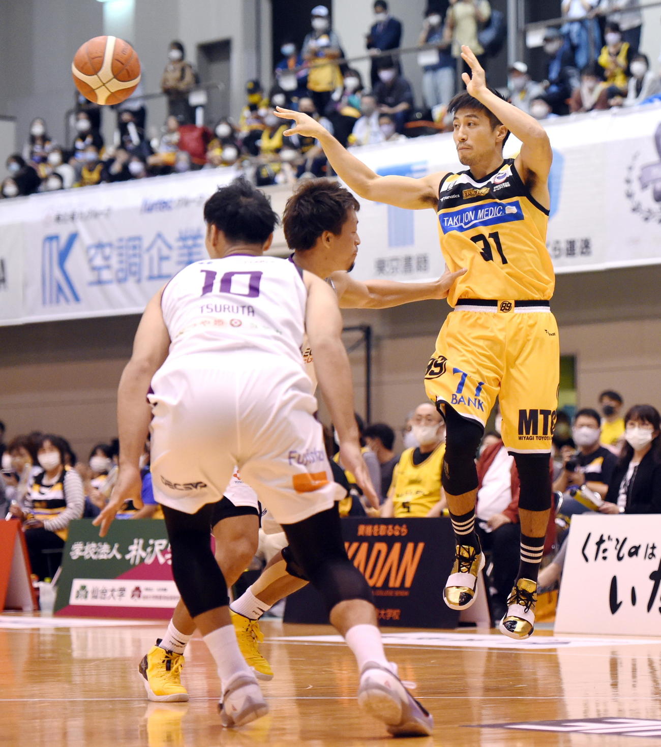 仙台対山形　パスを出す仙台片岡（右）（撮影・山田愛斗）