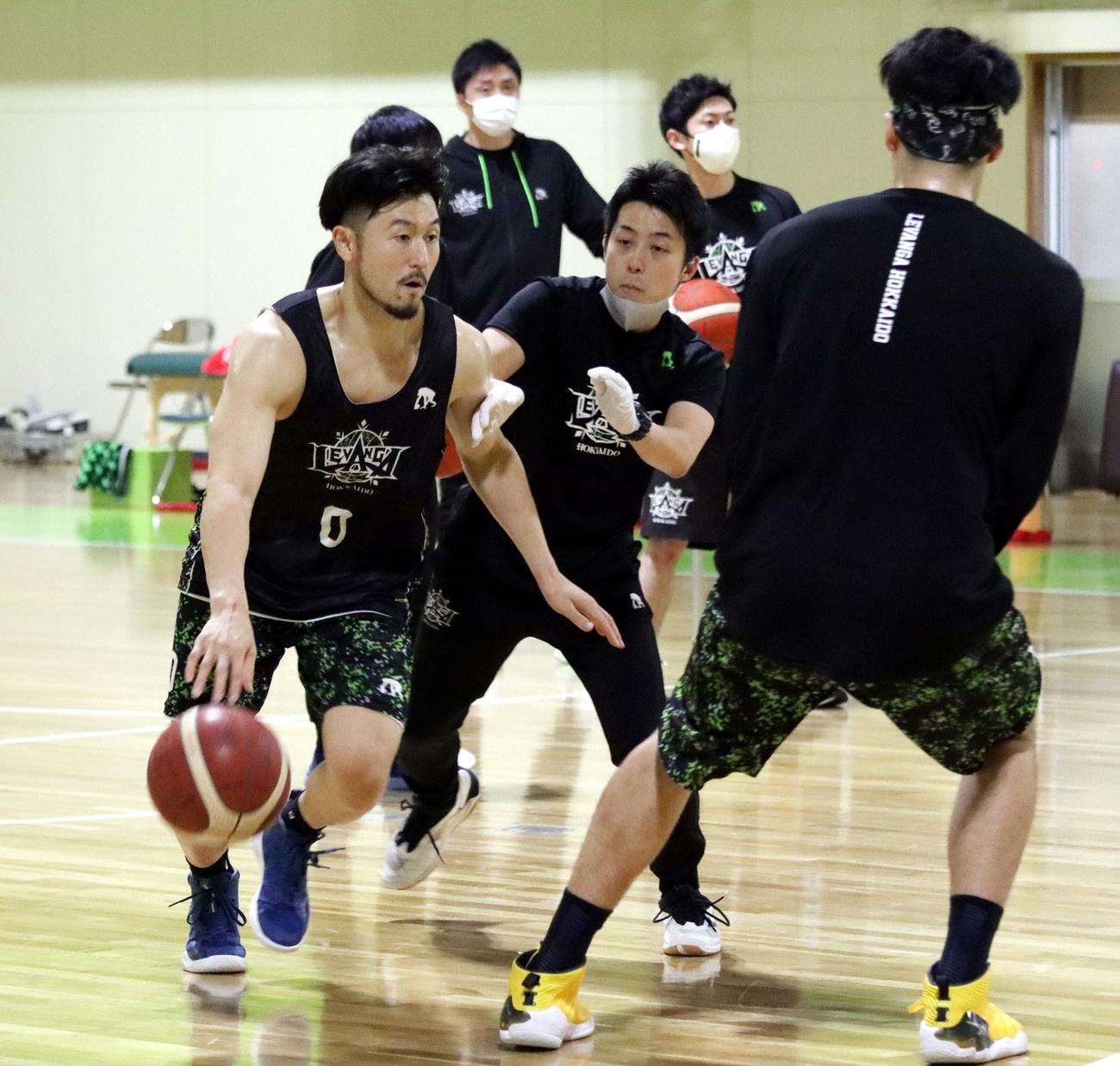 1日の練習公開で軽快にドリブルで仕掛けるレバンガ北海道の橋本（左）（撮影・永野高輔）