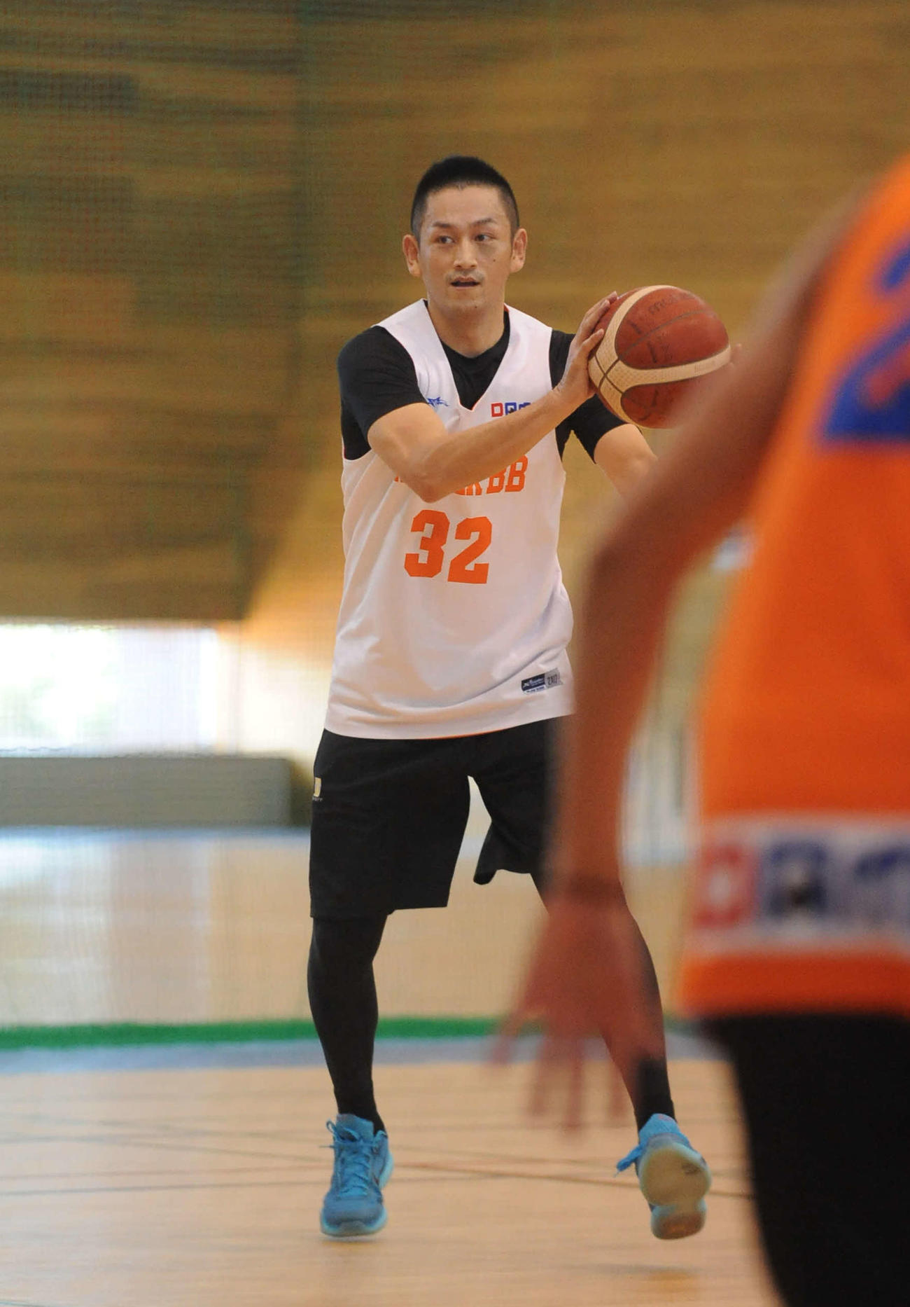 実戦形式の練習でパスを狙う池田