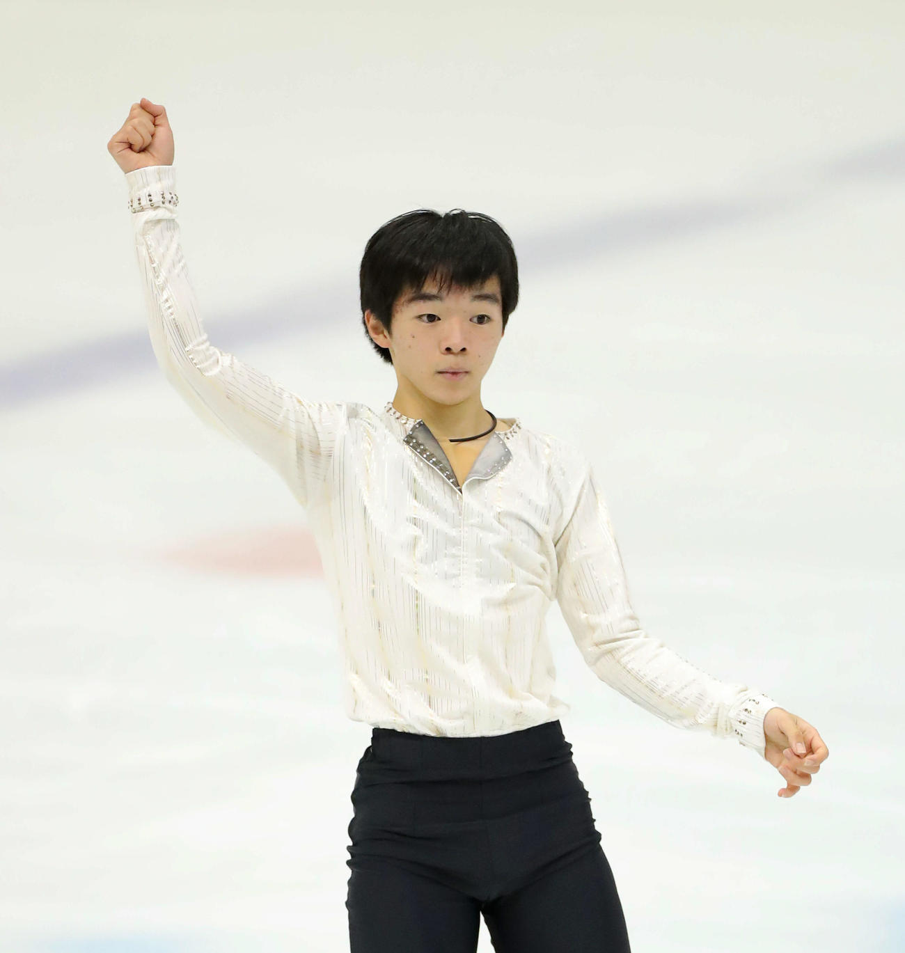 男子SPの演技を終えガッツポーズをする鍵山（撮影・河田真司）　　　