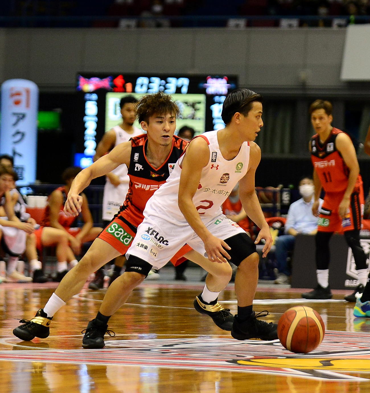 三遠PG鈴木（奥）は、日本代表で千葉PG富樫をチェックする