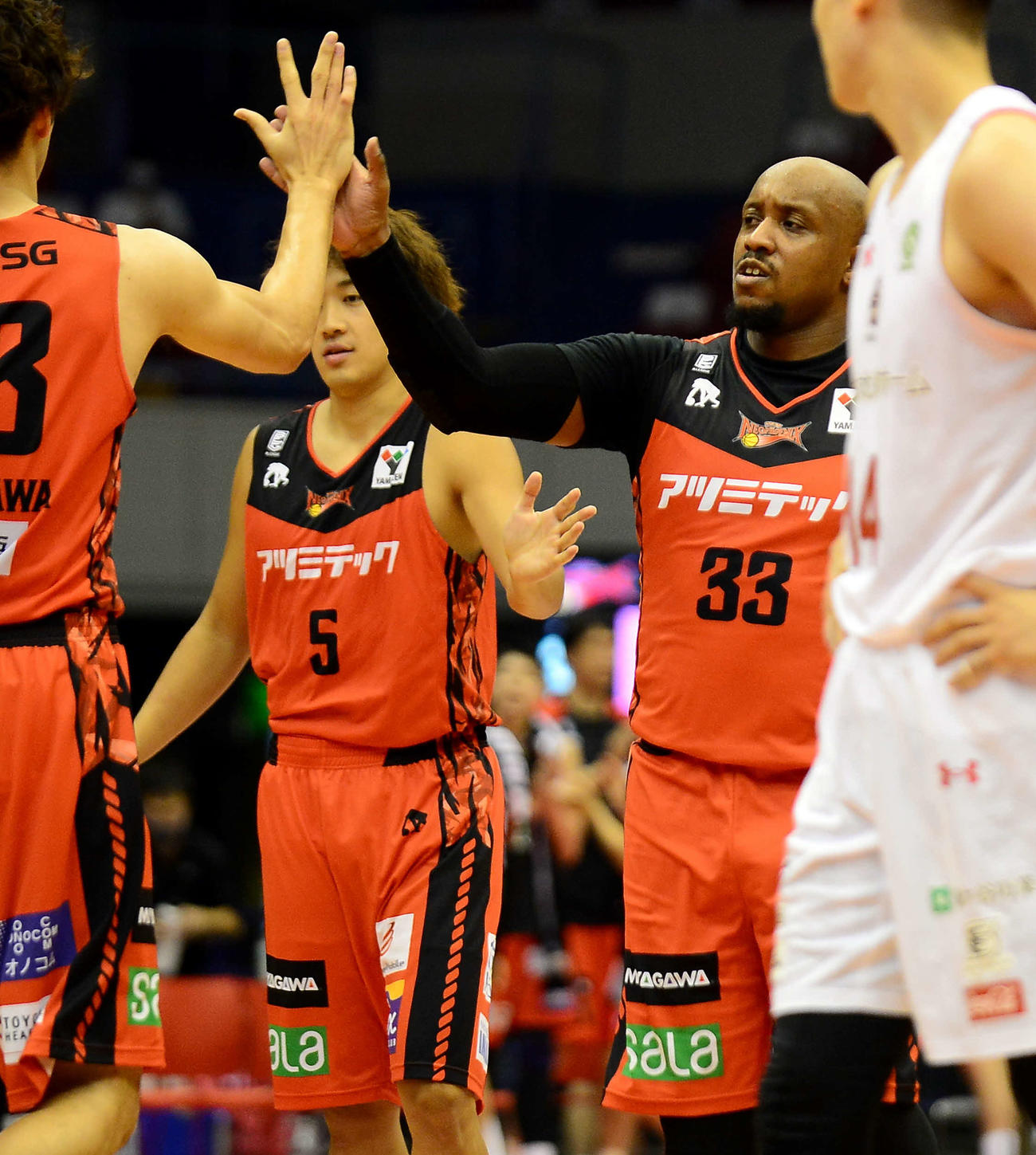 第2Q、三遠SGアンドレ（右）は仲間とハイタッチ