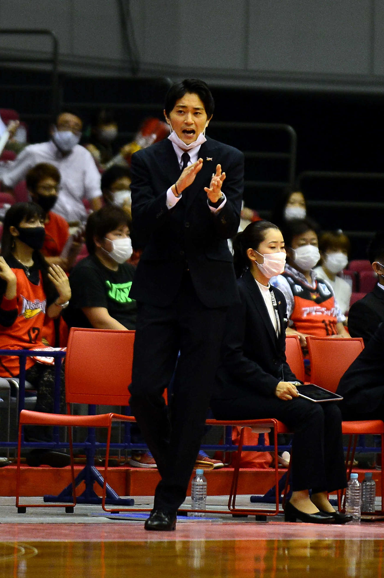 選手を鼓舞する三遠・河内トップアシスタントコーチ