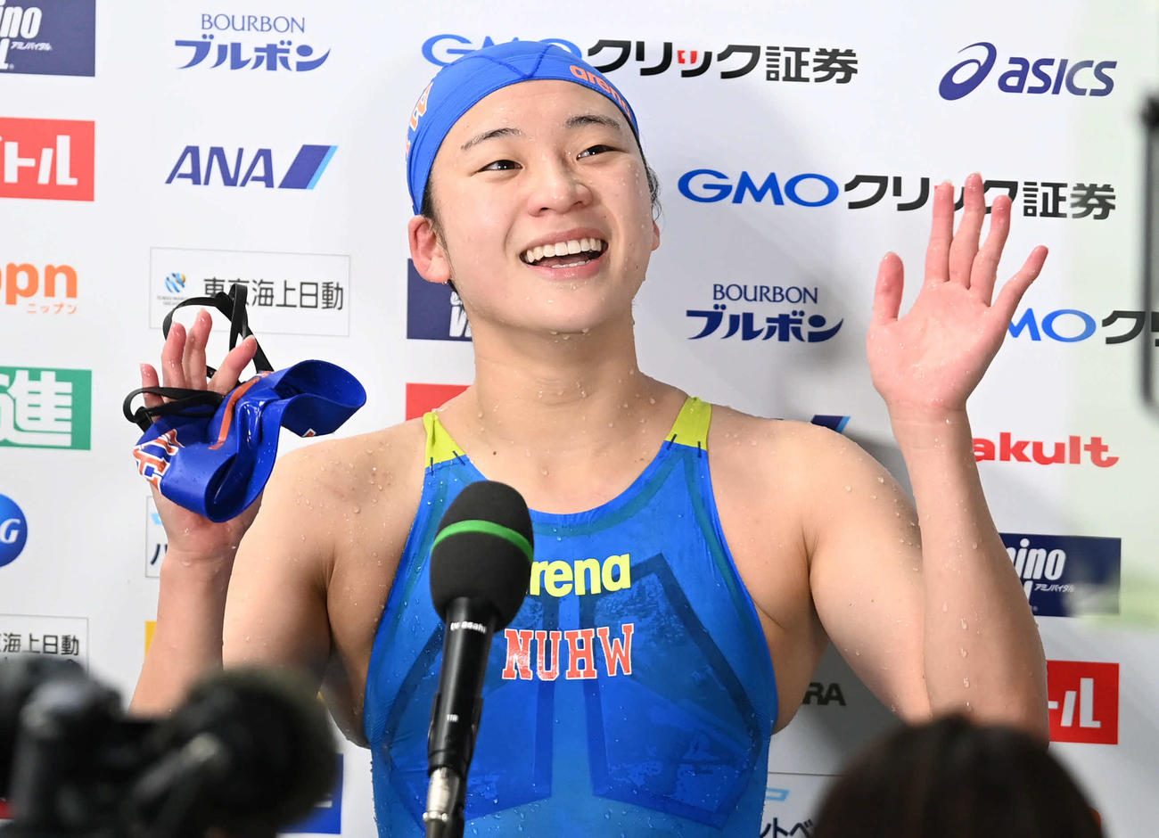 女子200メートル平泳ぎ決勝　優勝して笑顔の新潟医療福祉大・深沢（撮影・山崎安昭）