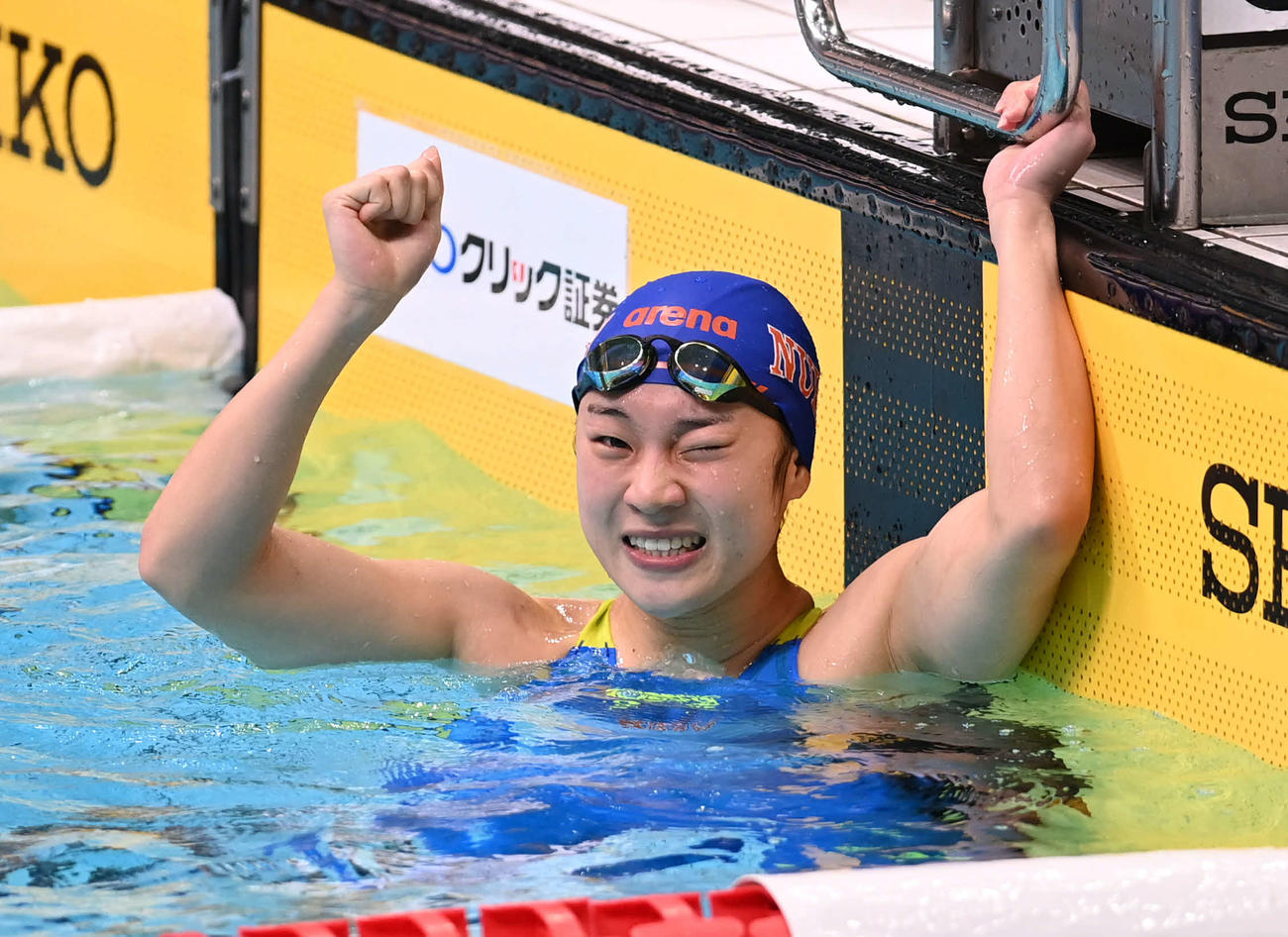 女子200メートル平泳ぎ決勝　優勝してガッツポーズの新潟医療福祉大・深沢（撮影・山崎安昭）