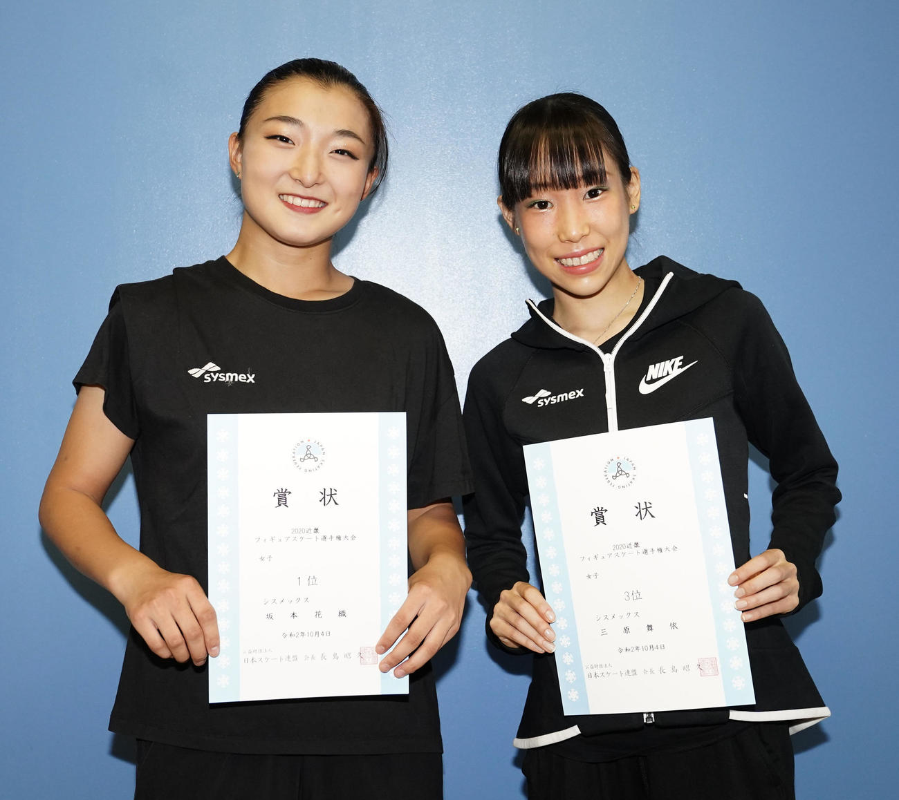 フィギュアスケート近畿選手権　シニア女子フリー　表彰式を終えた坂本（左）と三原（代表撮影）