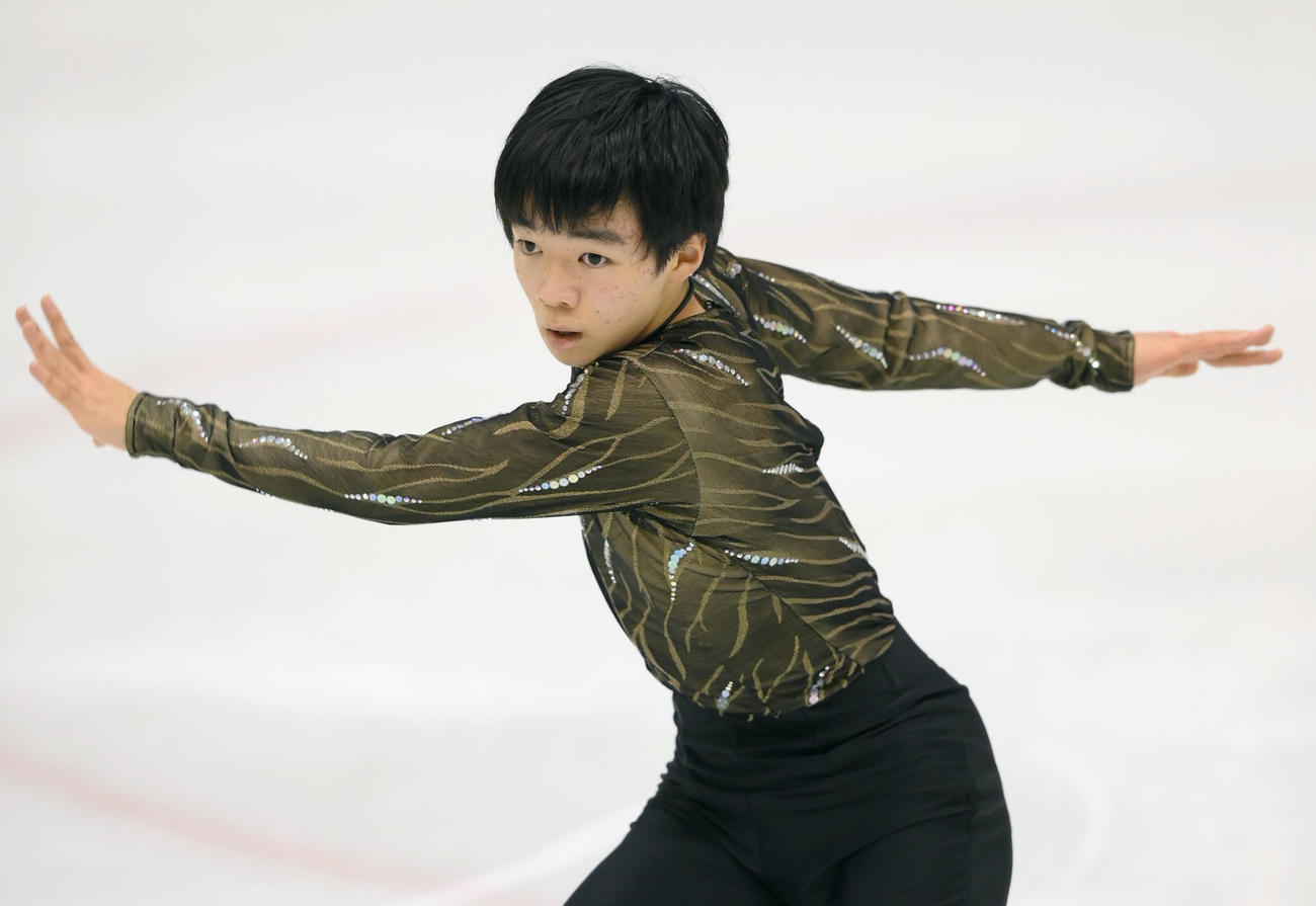 男子フリーで演技する1位の鍵山（代表撮影）