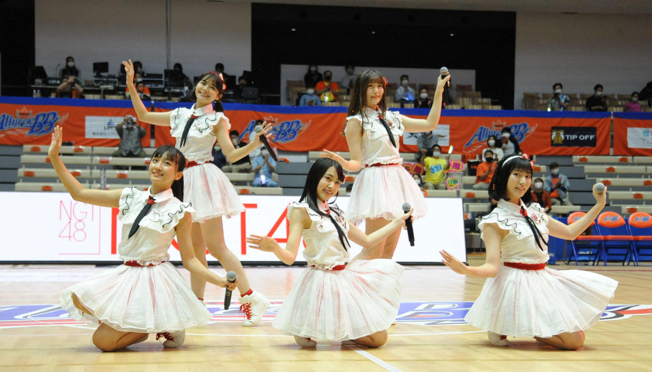 試合前にライブを行ったNGT48のメンバー。前列左から小見山沙空、富永夢有、寺田陽菜、後列左から本間日陽、小熊倫実