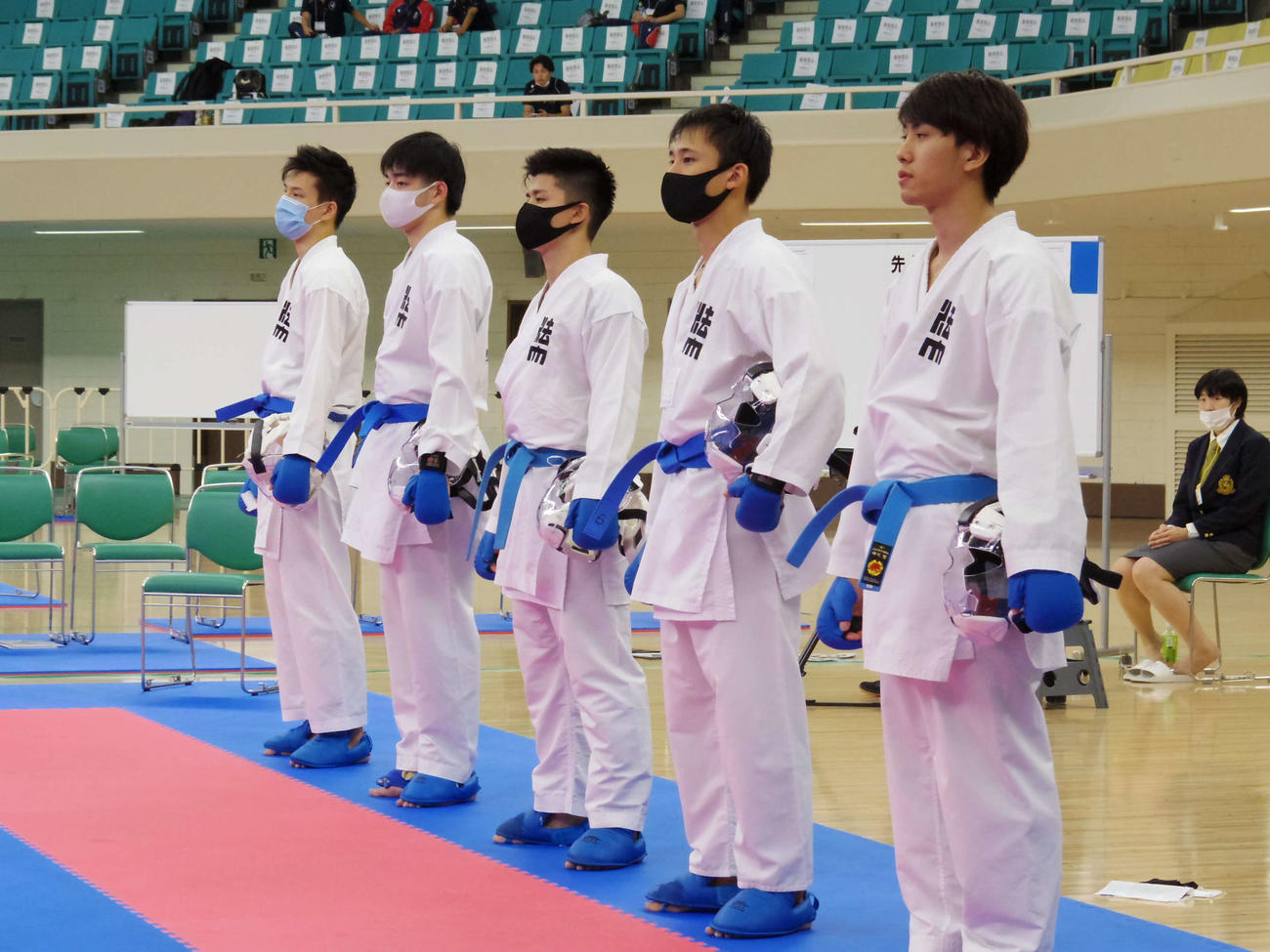 帝京大との決勝を前に整列する、法大空手部の選手たち（撮影・奥岡幹浩）