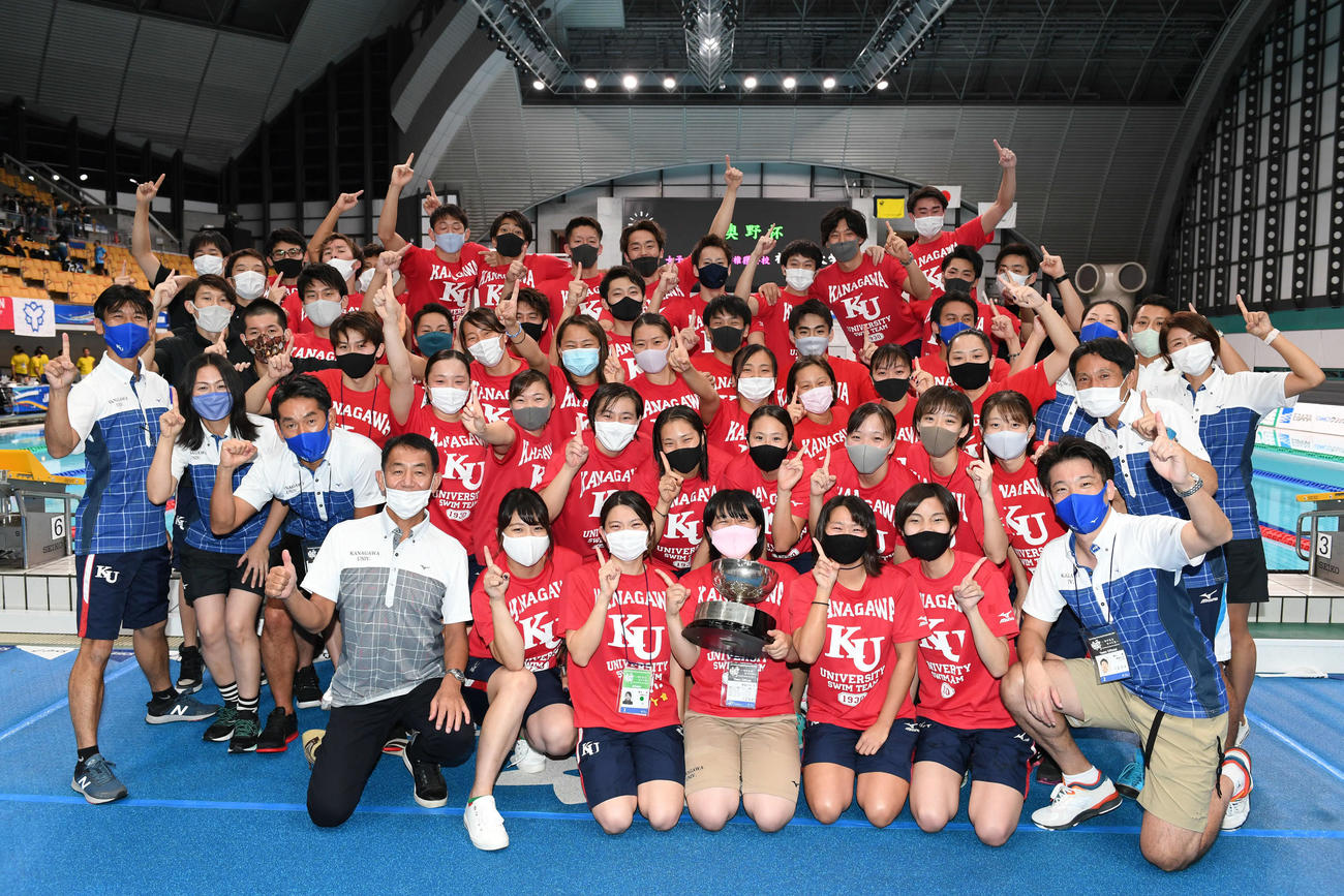 笑顔で記念撮影に臨む女子総合優勝の神奈川大の選手たち（撮影・山崎安昭）