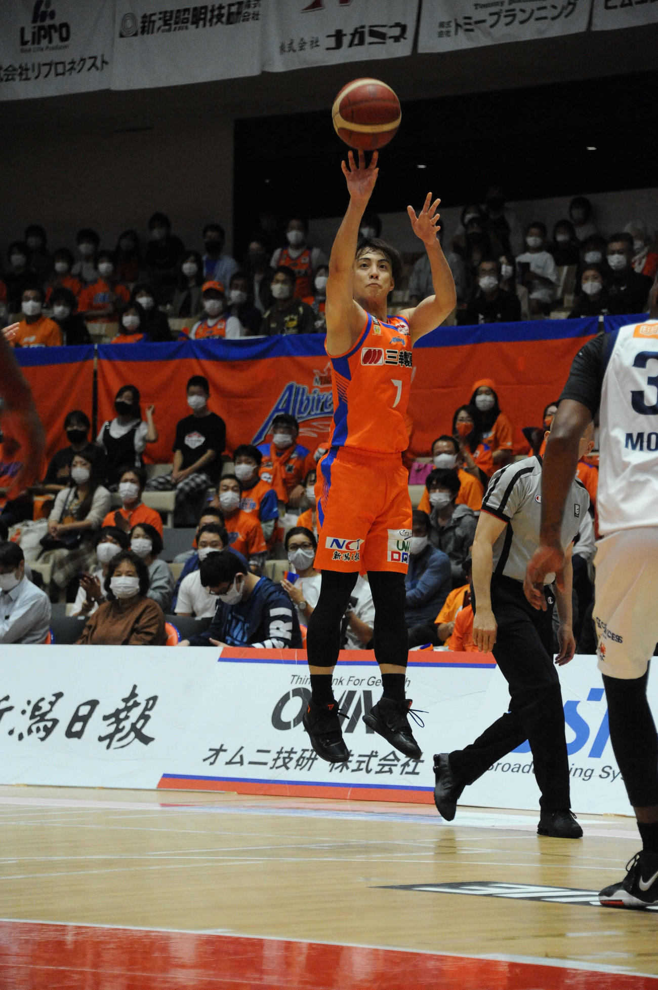 第2Q、PG五十嵐が3点シュートを決める