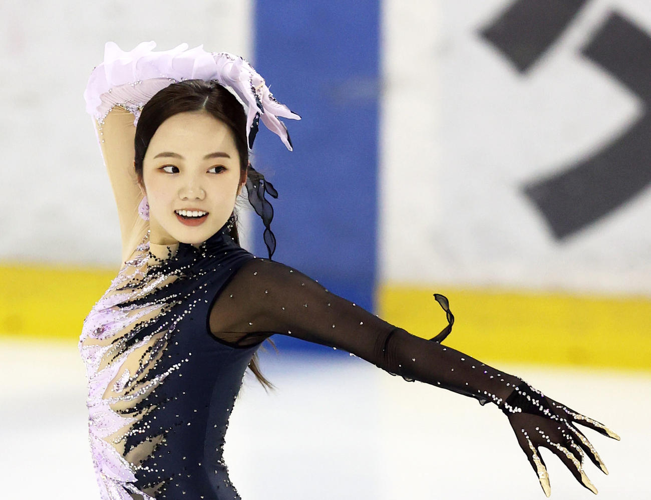 ショートプログラムで演技する本田真凜（撮影・狩俣裕三）