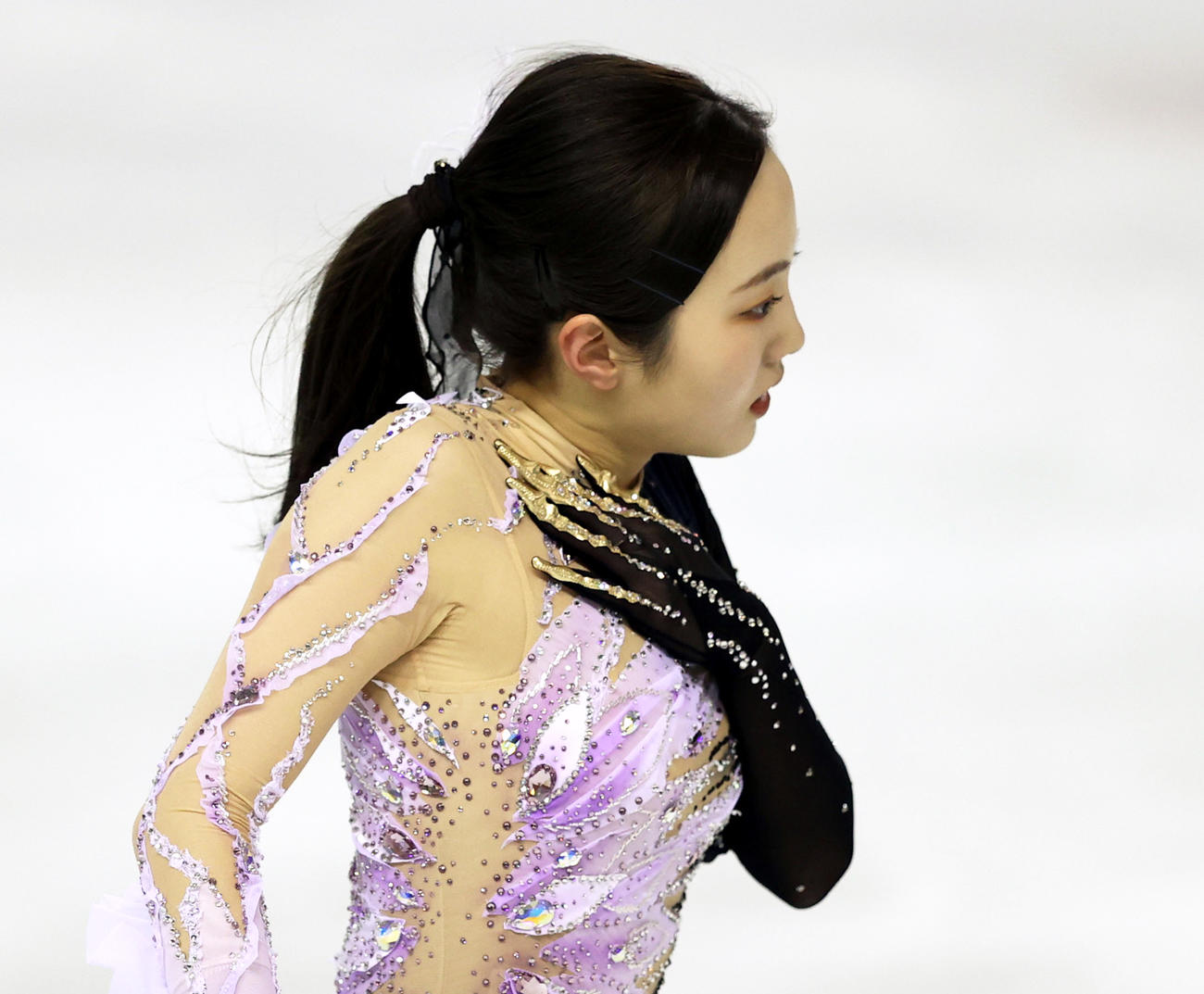 演技の前に右肩をさする本田真凜（撮影・狩俣裕三）