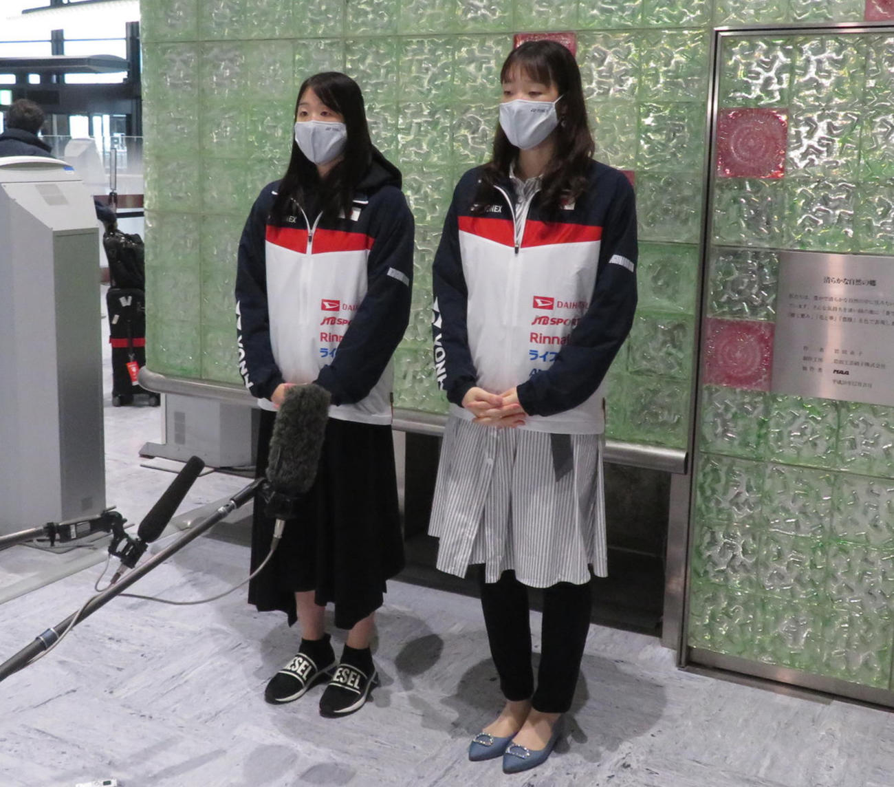 デンマーク・オープン出発前に、成田空港で意気込みを語るバドミントン女子ダブルスの永原和可那（左）、松本麻佑組（撮影・松熊洋介）