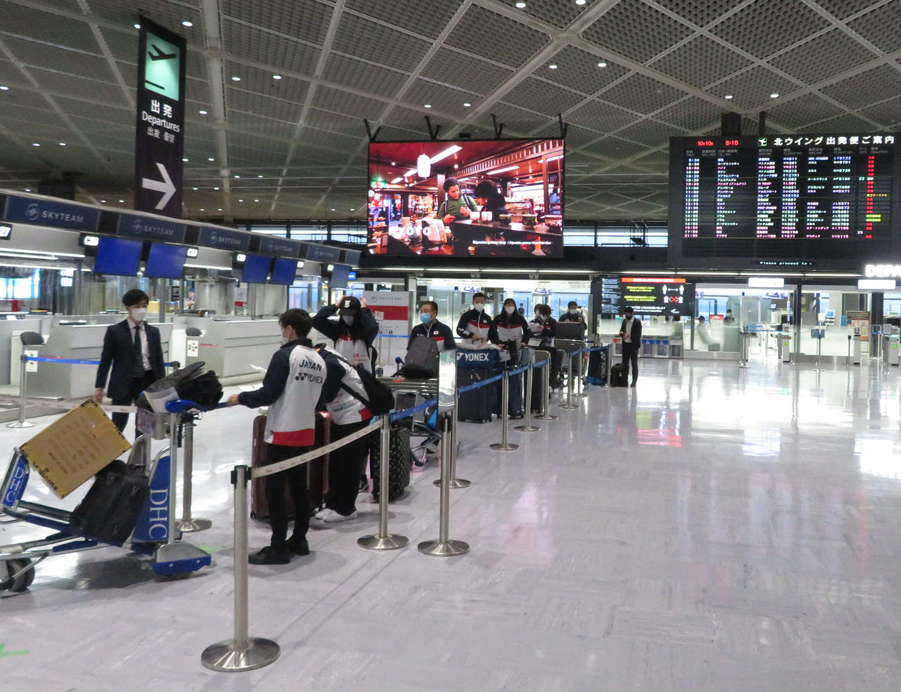 成田空港でデンマーク・オープンに向け、チェックインする日本代表の選手たち。台風14号の影響で欠航が相次ぎ、空港は閑散としていた（撮影・松熊洋介）