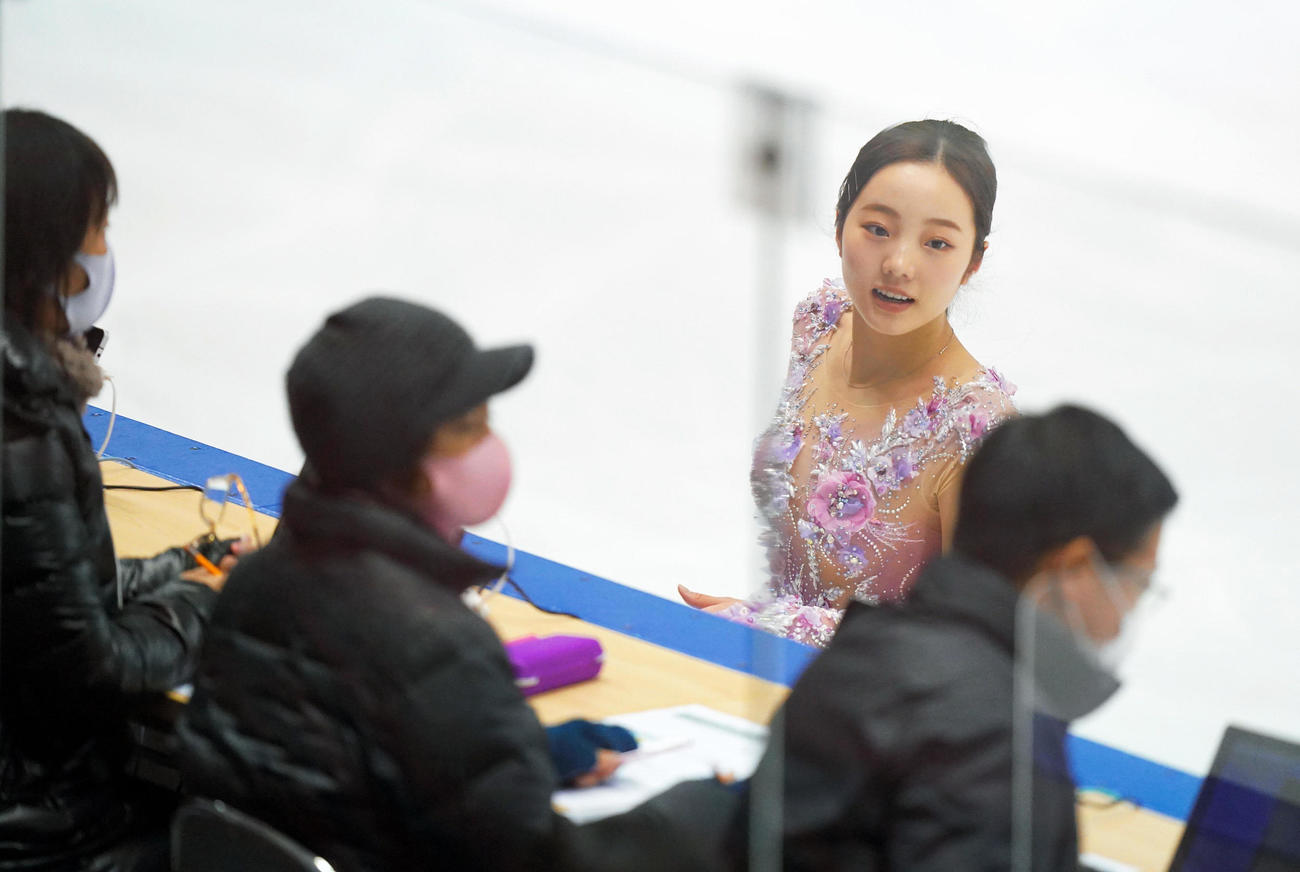 フィギュア東京選手権　女子フリー　女子フリーの音楽が始まると驚いた様子を見せて審判席へ滑走し、審判と話す本田真凜（代表撮影）