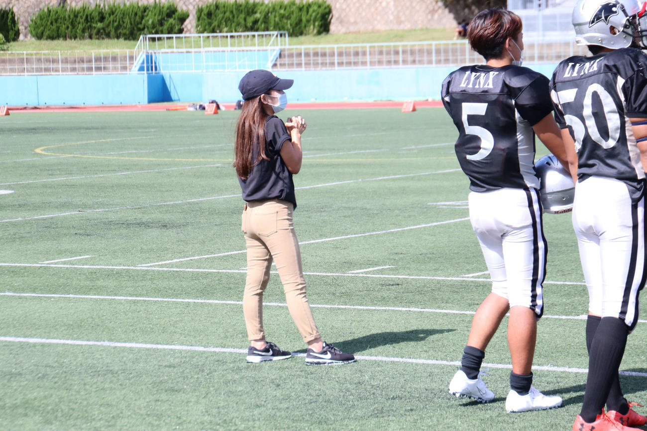 第4Q、祈るように試合を見守る沢木監督（撮影・南谷竜則）