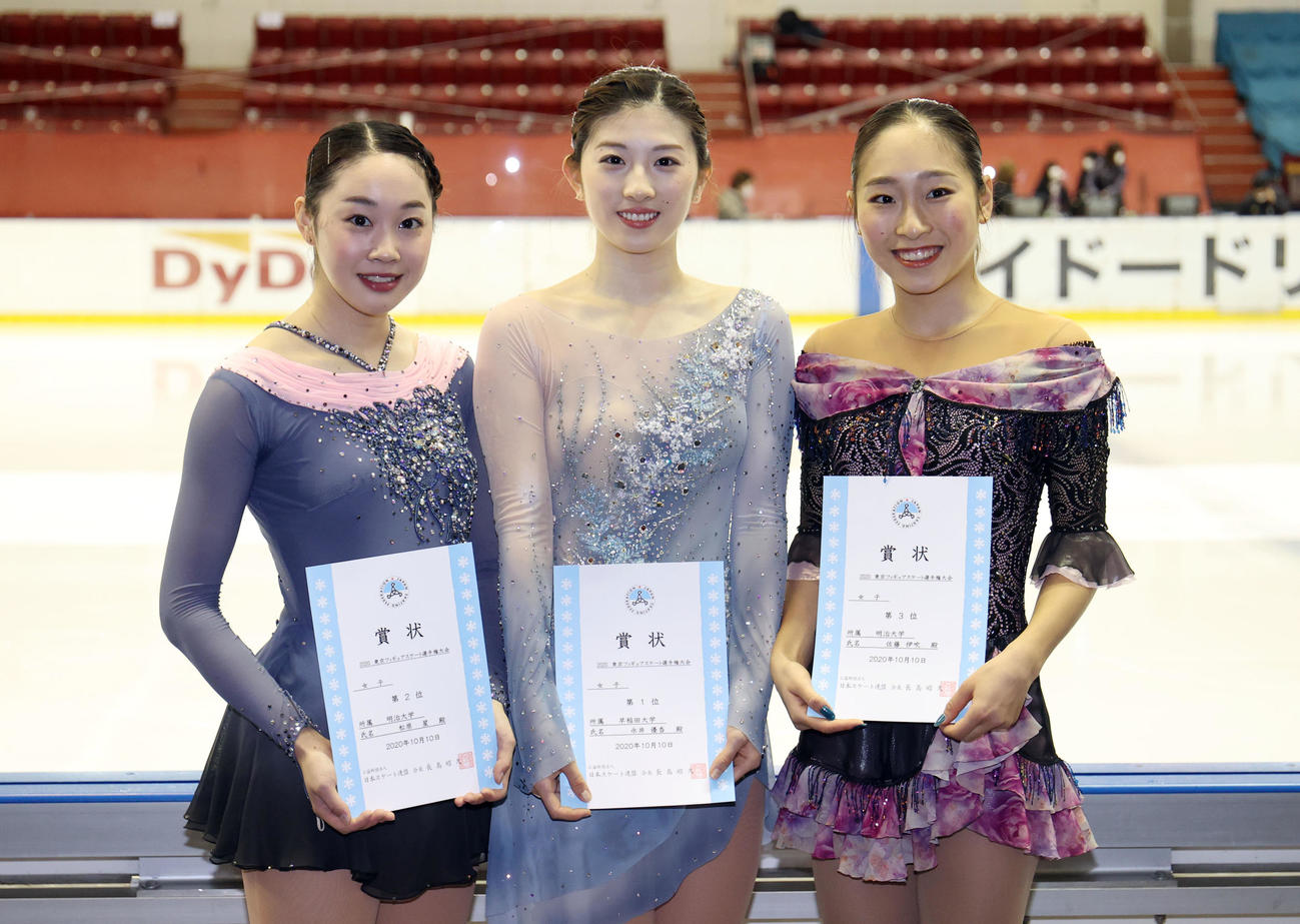 表彰式で記念撮影をする優勝した永井（中央）。左は2位松原、右は3位佐藤（撮影・狩俣裕三）