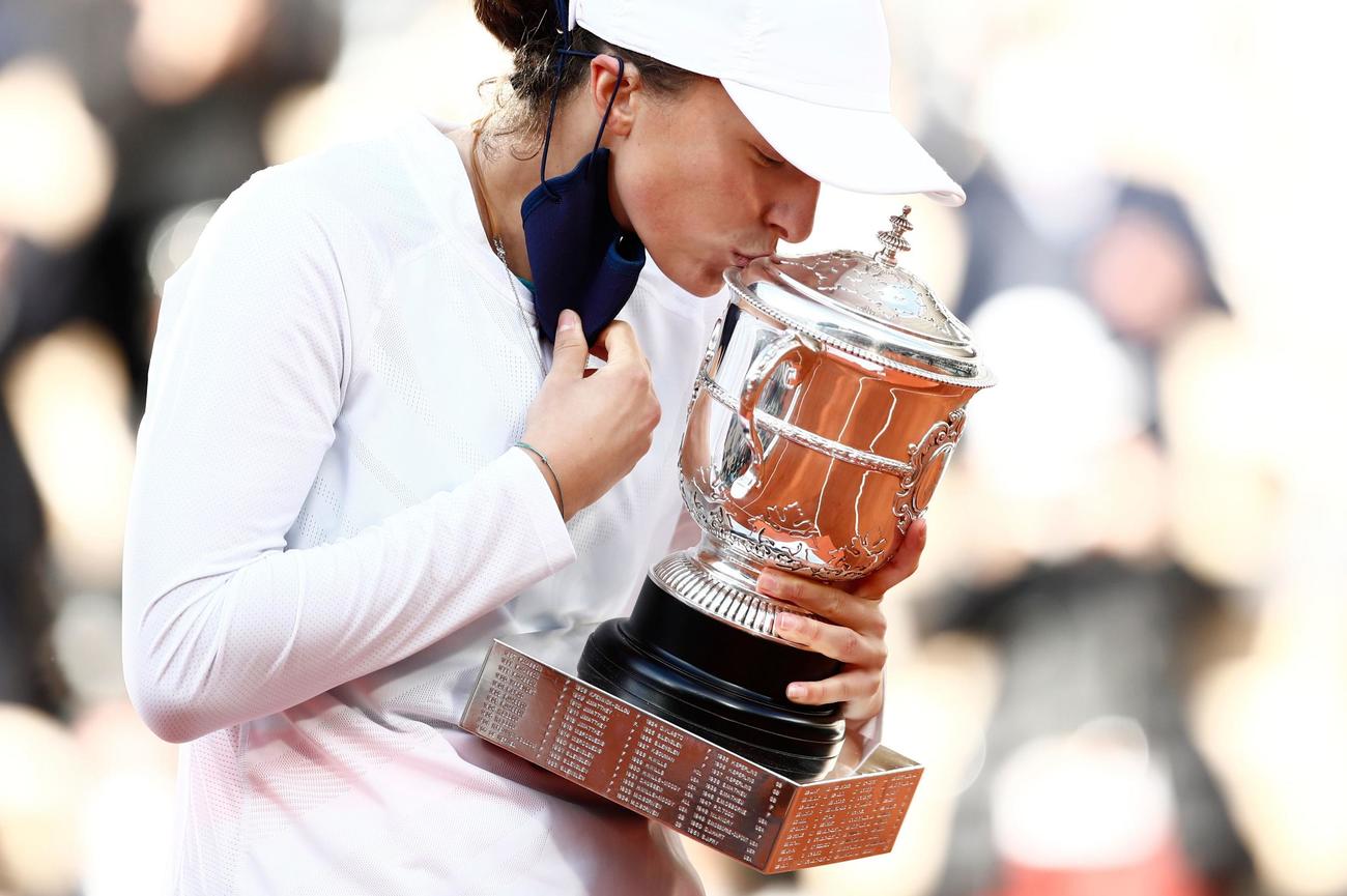 全仏オープンで初優勝を果たし、カップにキスするシュビオンテク(AP)