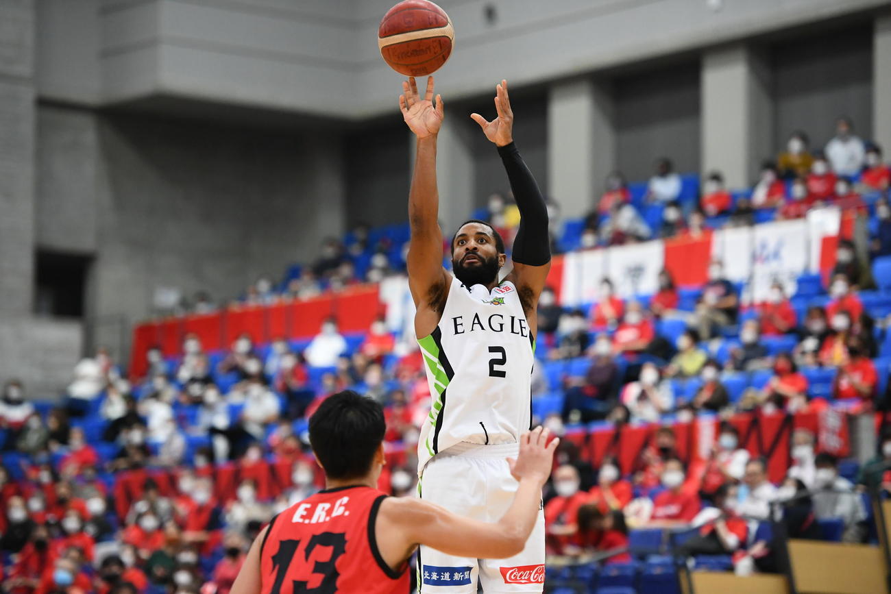 富山対レバンガ北海道　第3Q、シュートを放つ北海道テイラー（C）B・LEAGUE