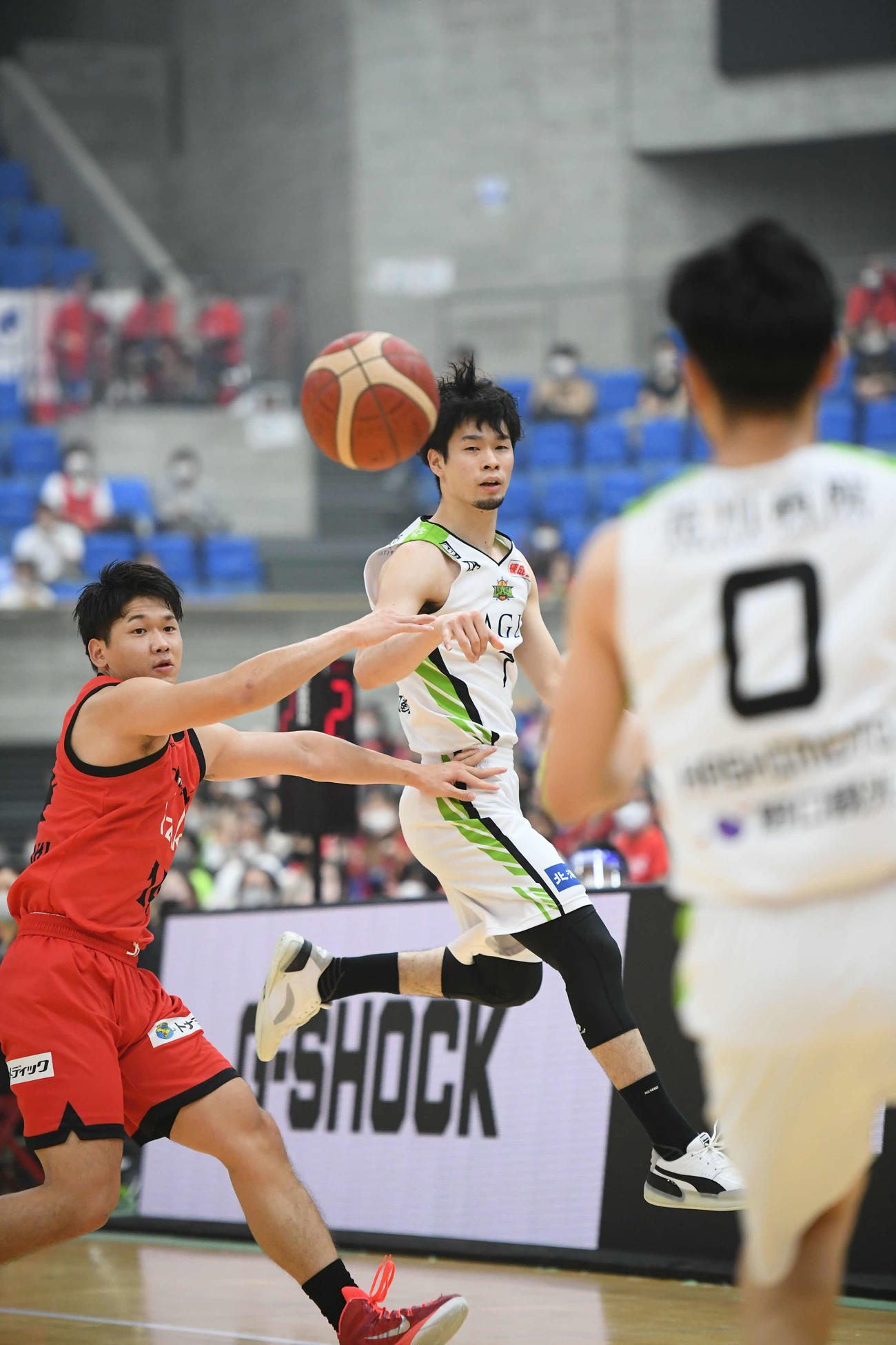 富山対レバンガ北海道　第1Q、パスを出す北海道中野（中央）（C）B・LEAGUE