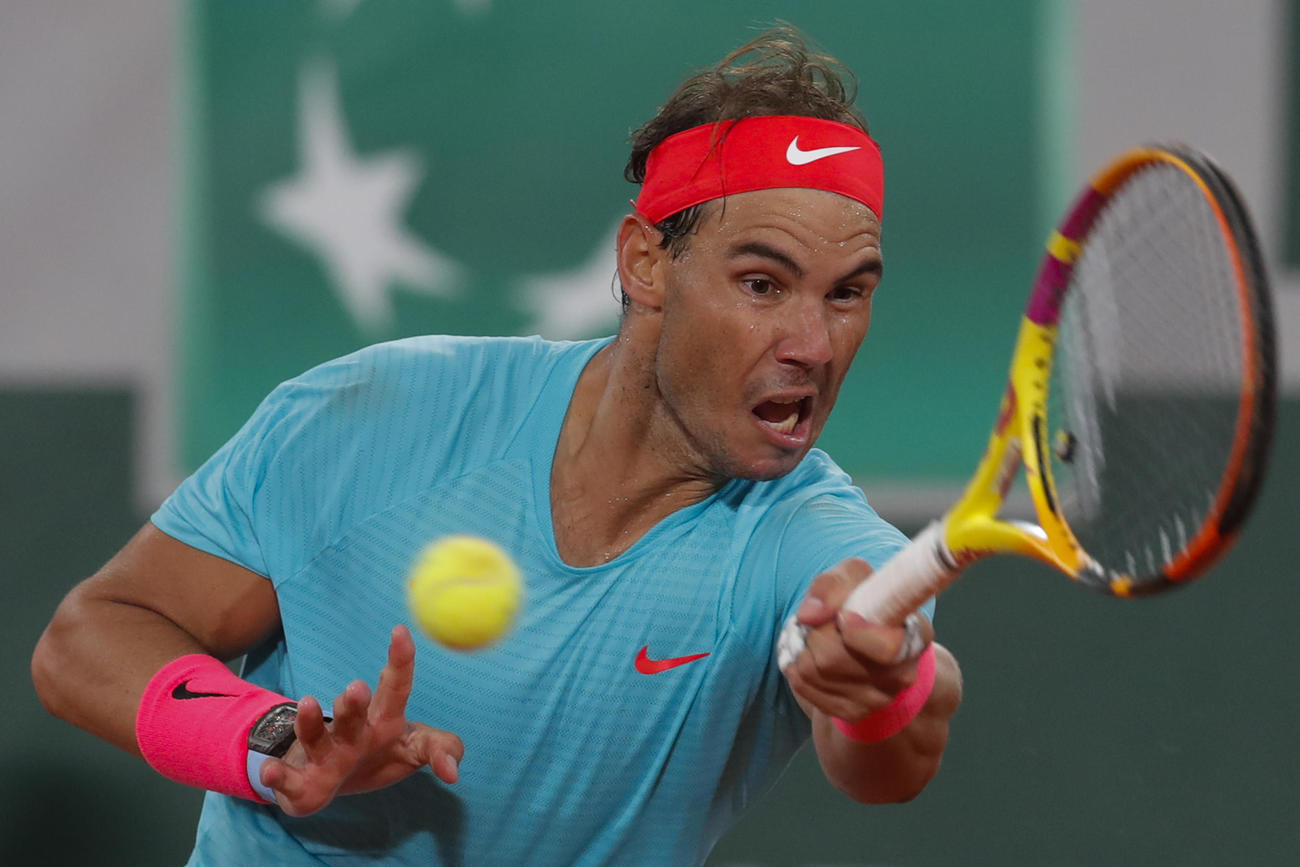 全仏オープン男子シングルス決勝　ショットを放つナダル（AP）