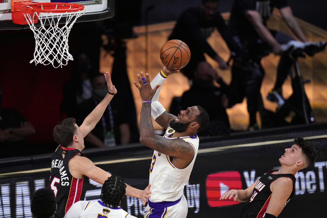 シュートするレーカーズのレブロン・ジェームズ（AP）