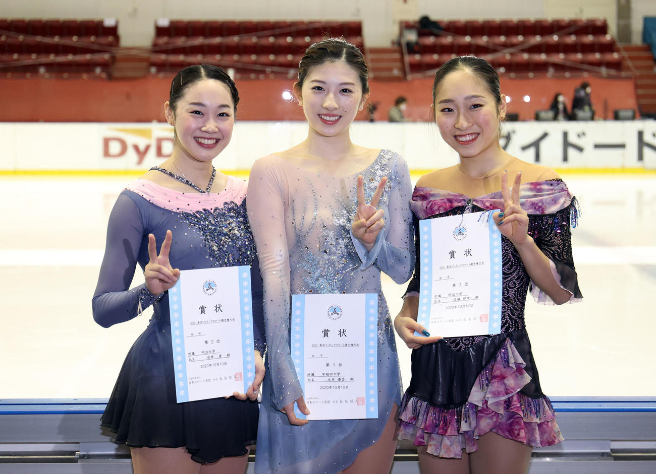 表彰式で記念撮影をする優勝した永井（中央）。左は2位松原、右は3位佐藤（撮影・狩俣裕三）