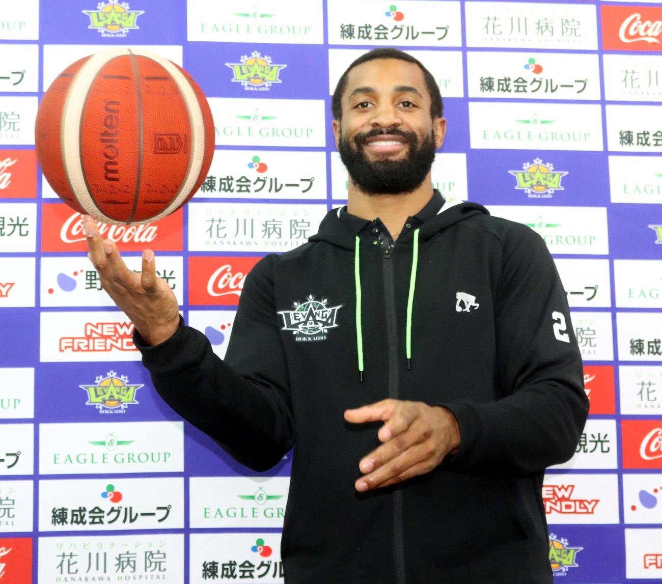 ボールを回して、ホーム開幕戦に向け意気込む北海道のテイラー（撮影・永野高輔）