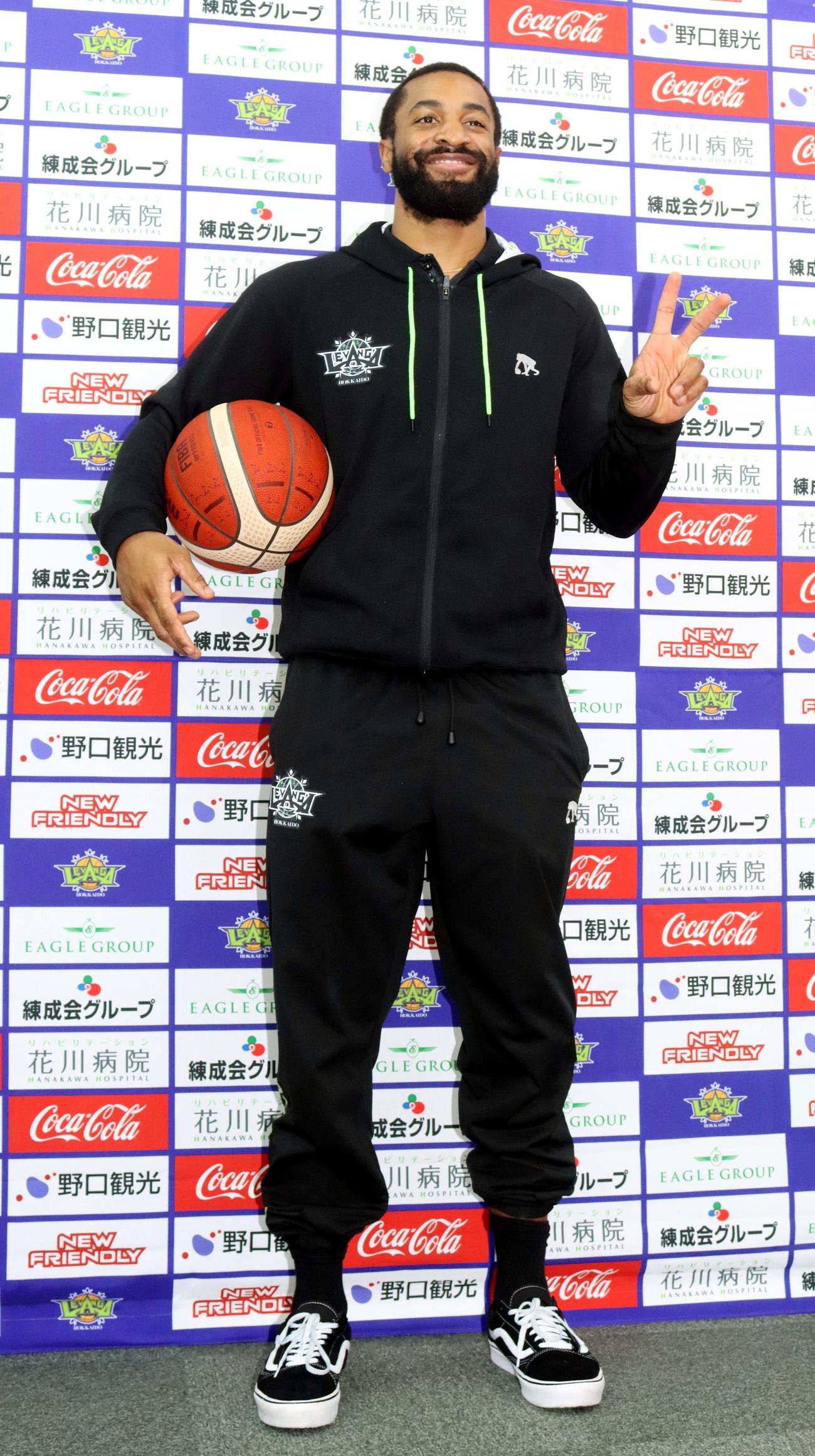 ホーム開幕戦に向けVサインをしながら意気込む北海道のジョーダン・テイラー（撮影・永野高輔）