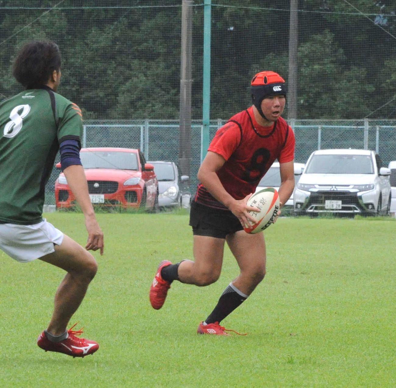 合同チームの静岡東・勝又（右）は、攻撃練習で守備選手をかわす