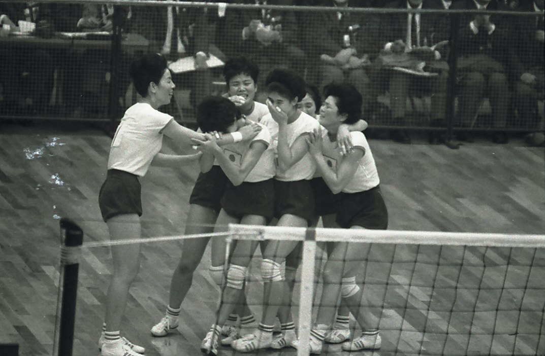東京五輪女子バレー決勝　日本対ソ連　東洋の魔女たちは激闘の末にソ連を下し金メダルを勝ち取った（1964年10月撮影）