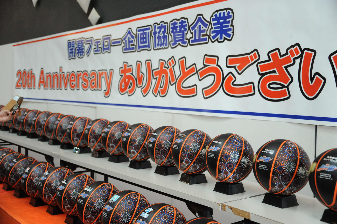 開幕の横浜戦（3日）、アオーレ長岡入場口前に20周年開幕フェローパートナーの協賛企業、個人名入りのバスケットボールを展示
