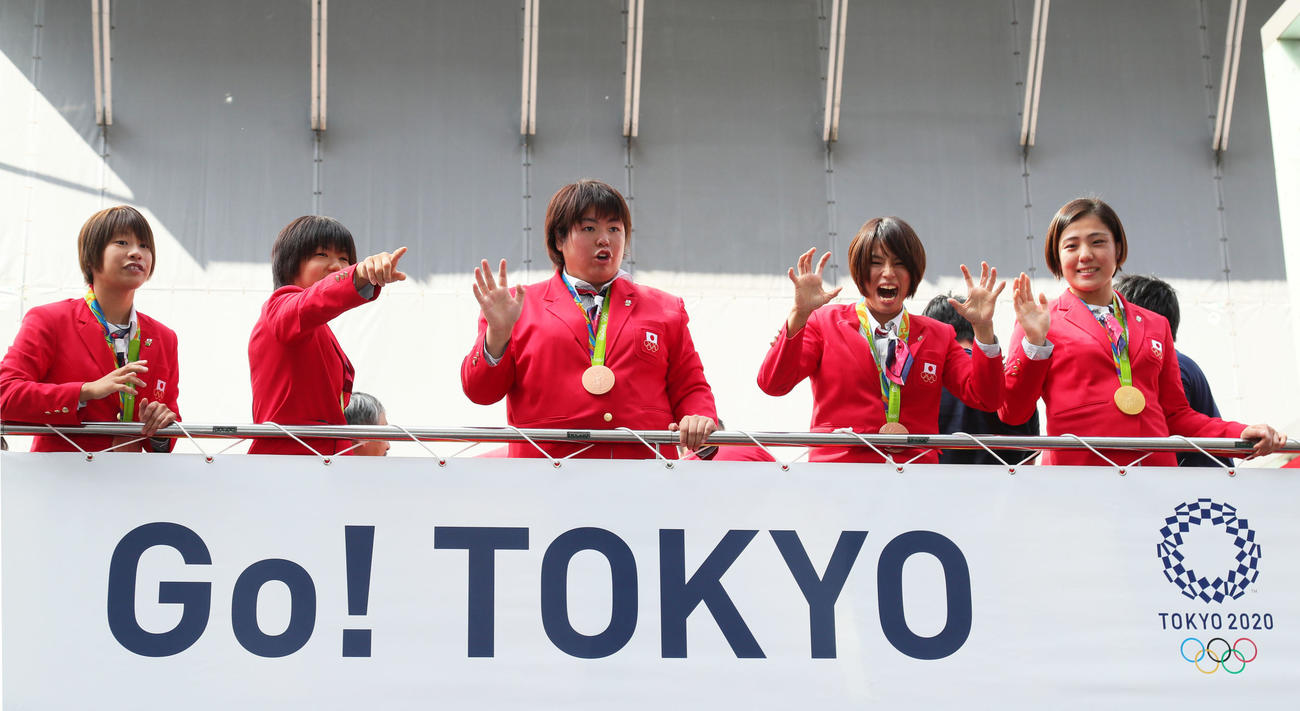 リオデジャネイロ五輪・パラリンピックメダリスト合同パレード　笑顔を見せる、左から柔道の近藤亜美、中村美里、山部佳苗、松本薫、田知本遥（2016年10月7日撮影）