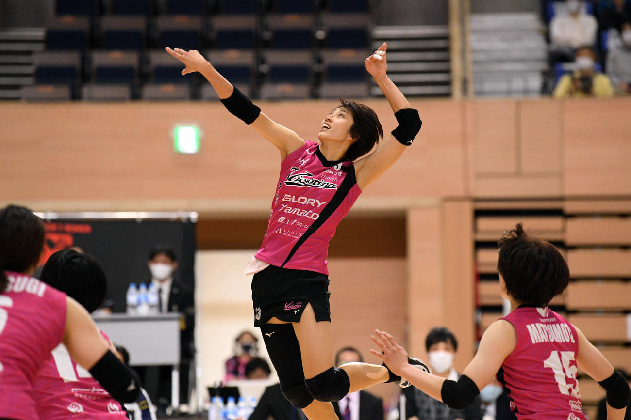 日立対姫路　第3セット、スパイクを放つ姫路田中（撮影・滝沢徹郎）