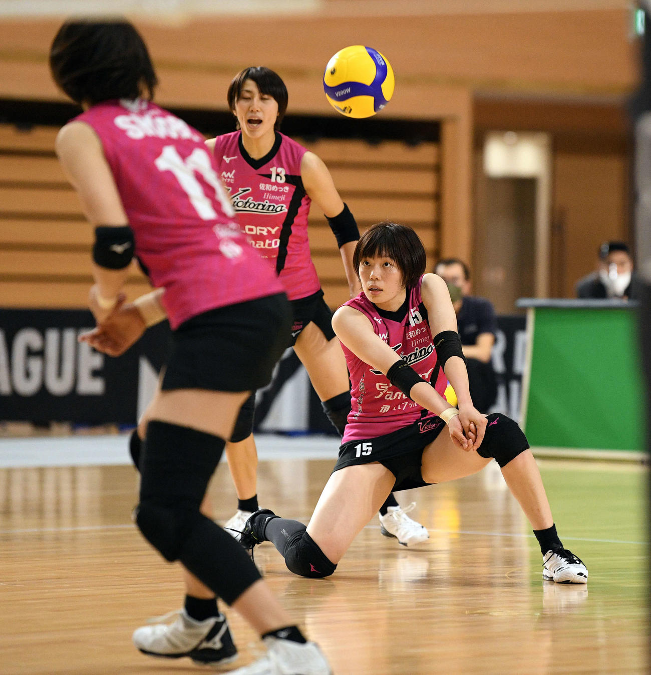 日立対姫路　第3セット、レシーブを受ける姫路松本（中央）（撮影・滝沢徹郎）