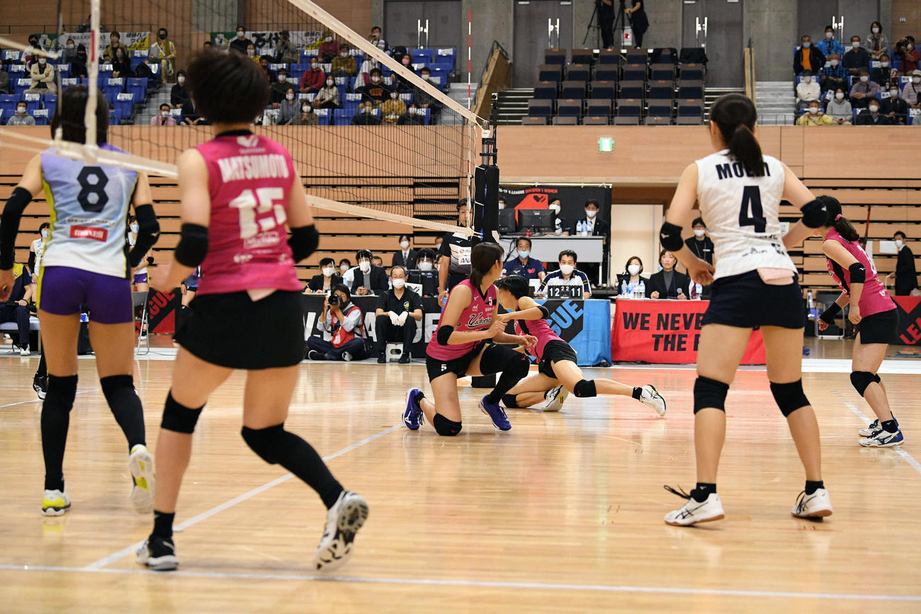 日立対姫路　第5セット、ブロックでポイントを奪われる姫路（撮影・滝沢徹郎）