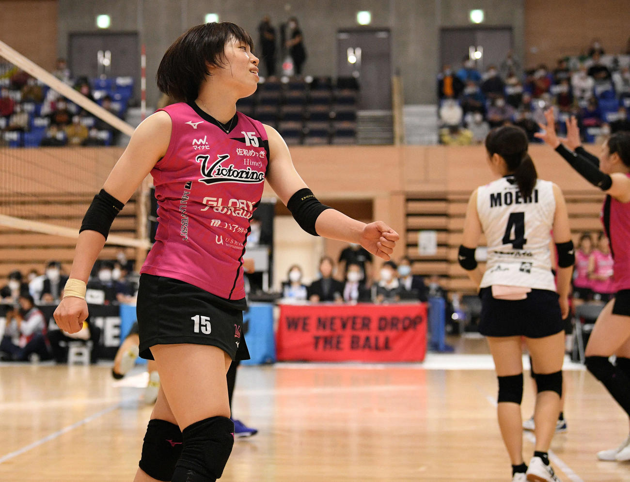 日立対姫路　　第5セット、ブロックでポイントを奪われる悔しがる姫路松本（手前）（撮影・滝沢徹郎）